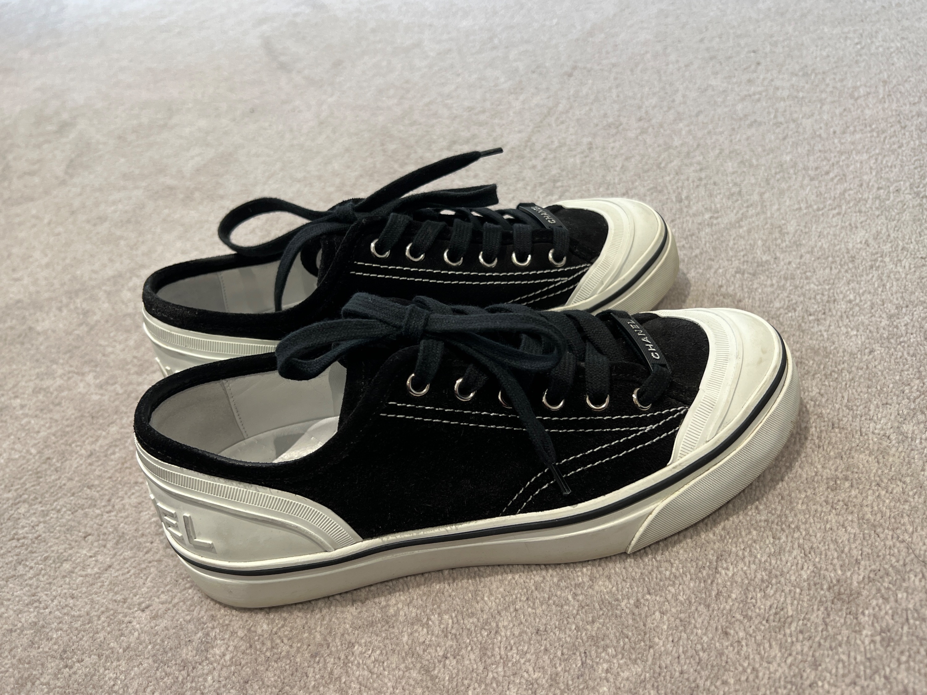 Preowned Chanel Black and White Low Top Sneakers Size 38 suede