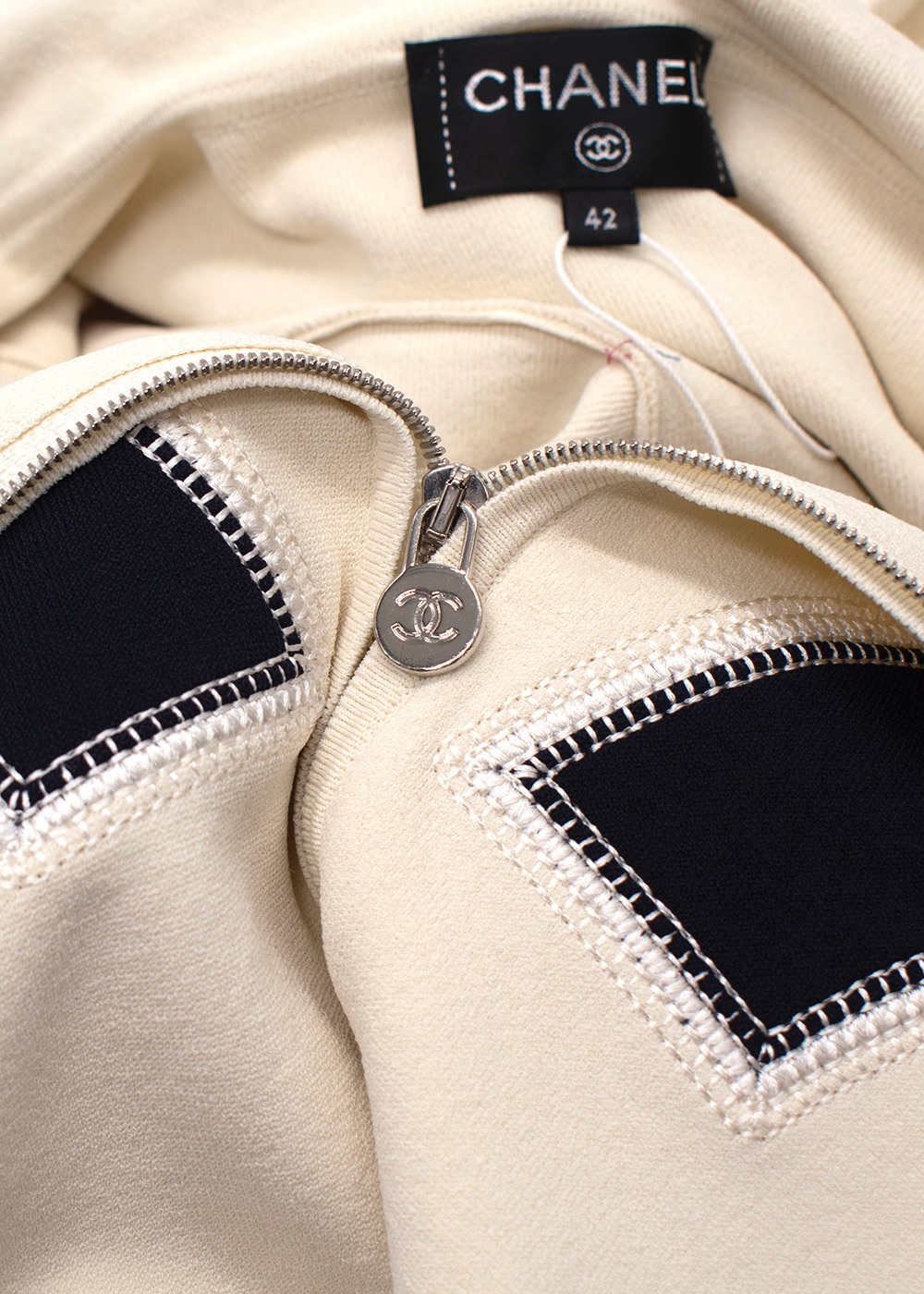 Preowned Chanel Off-White and Navy CC Hooded Zip Jumper Size L Cream viscose/polyester