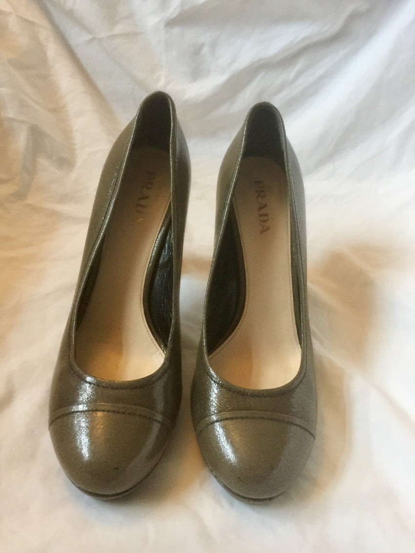 Preowned Prada Taupe Round Toe Patent Leather Pumps Size 375 Grey