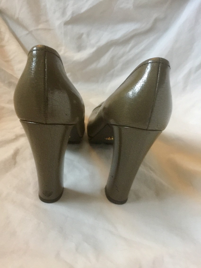 Preowned Prada Taupe Round Toe Patent Leather Pumps Size 375 Grey