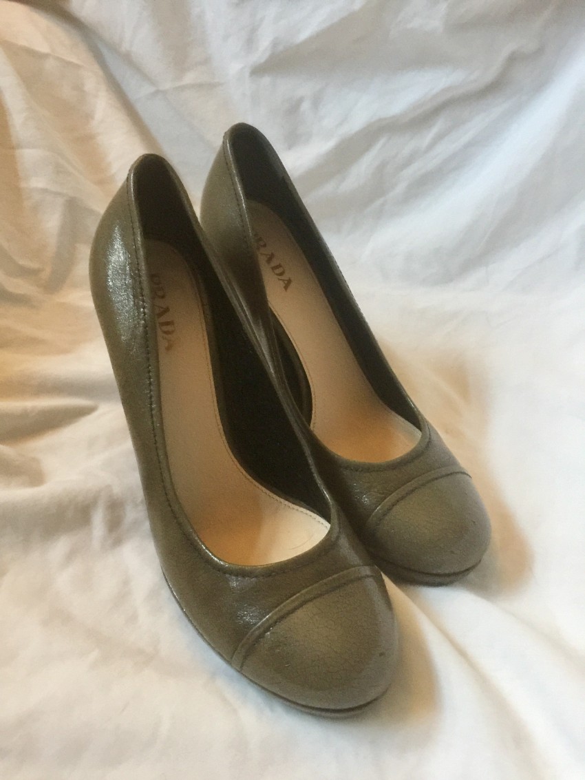 Preowned Prada Taupe Round Toe Patent Leather Pumps Size 375 Grey