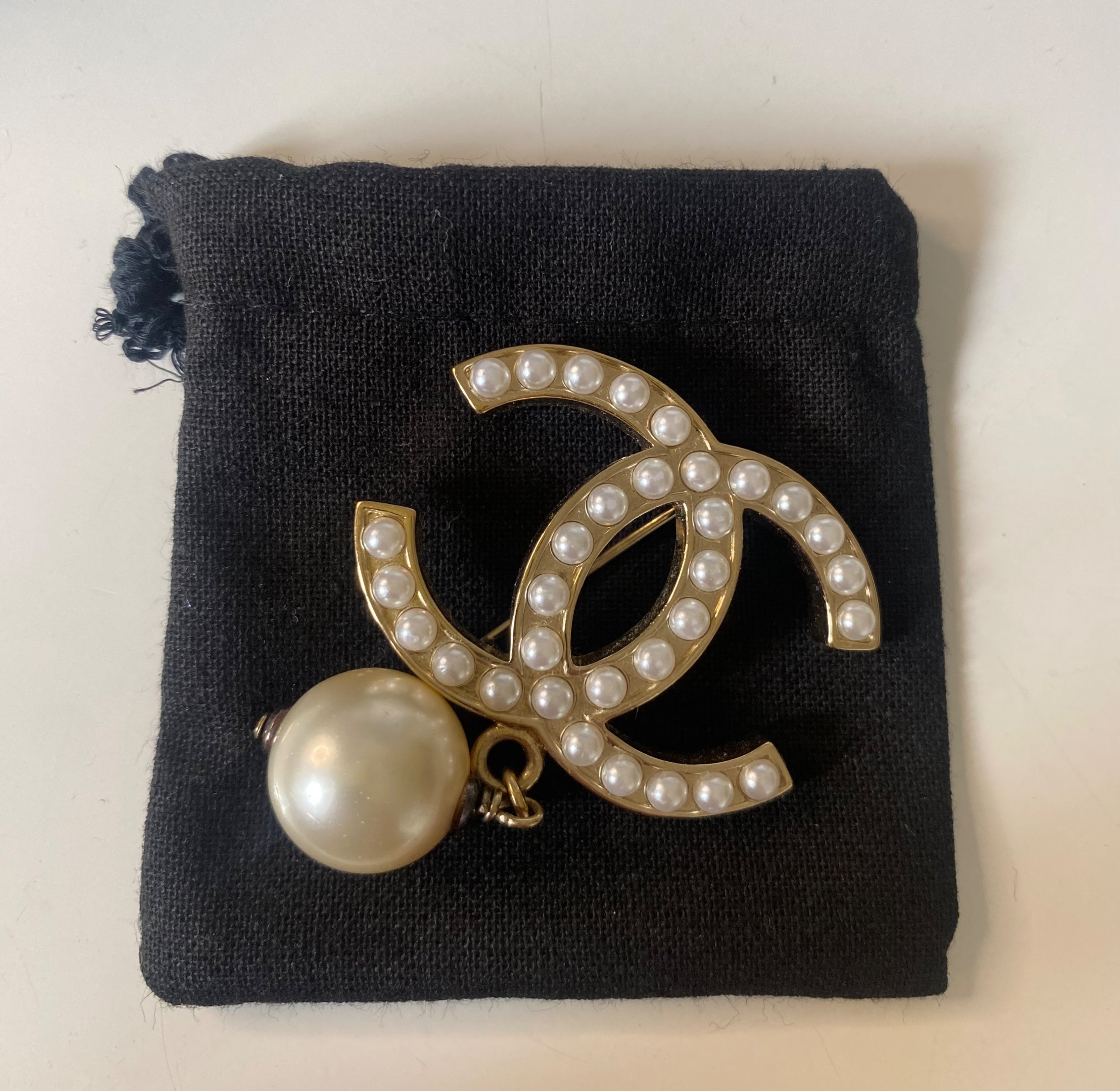 Preowned Chanel CC Faux Pearl Embellished Gold Tone Brooch Size S metallic plated resin