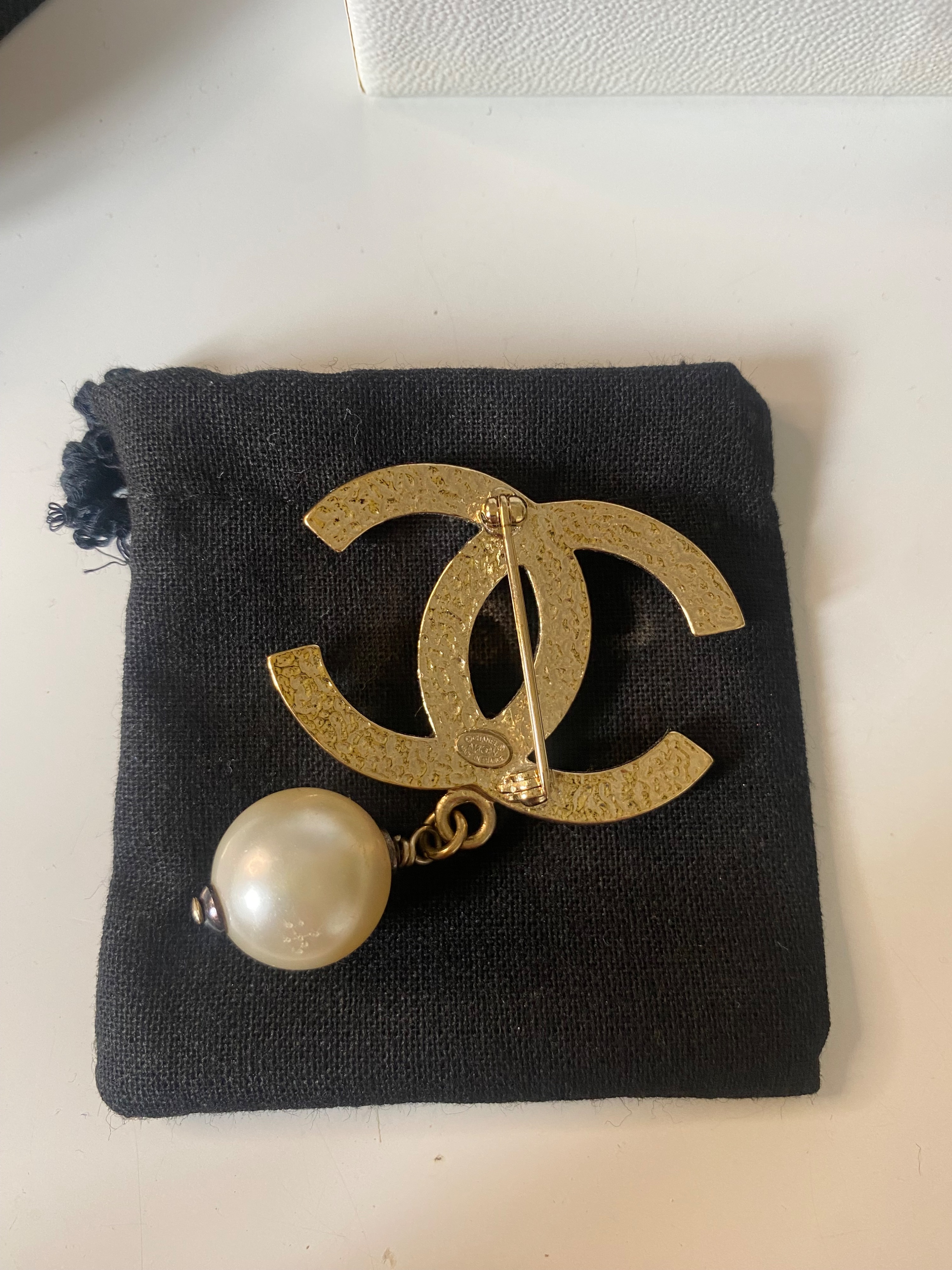 Preowned Chanel CC Faux Pearl Embellished Gold Tone Brooch Size S metallic plated resin