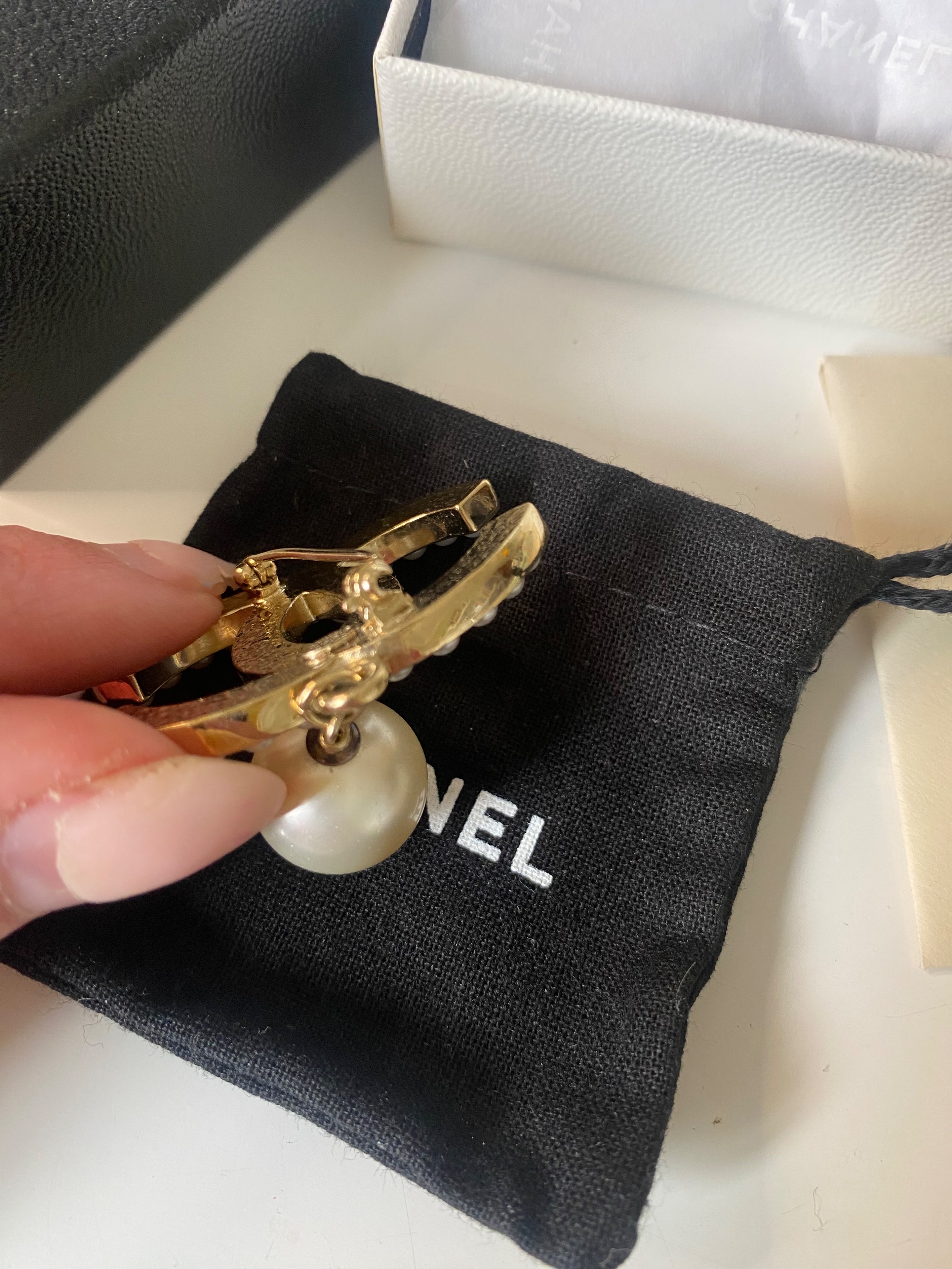 Preowned Chanel CC Faux Pearl Embellished Gold Tone Brooch Size S metallic plated resin