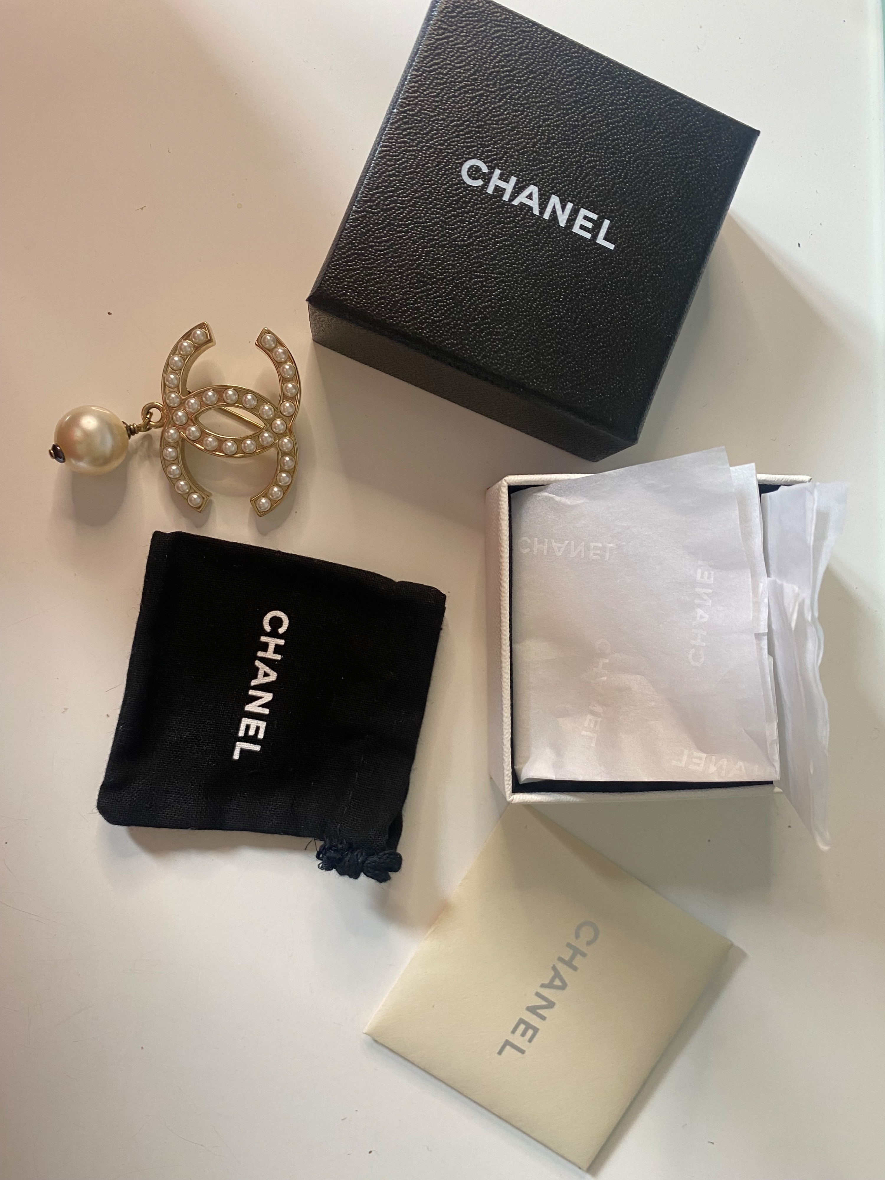 Preowned Chanel CC Faux Pearl Embellished Gold Tone Brooch Size S metallic plated resin