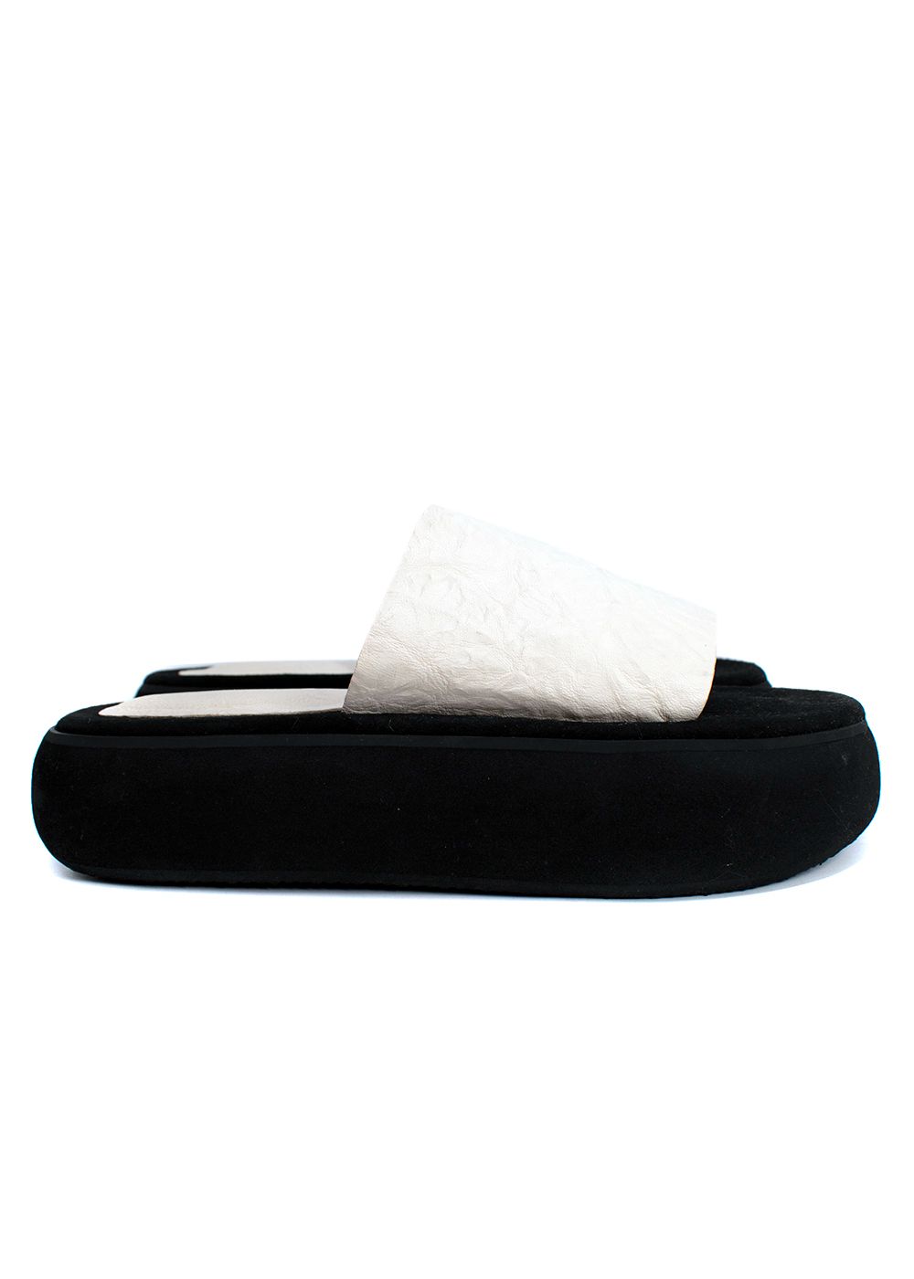 Preowned Osoi Black and White Boat Slides Size 36 leather