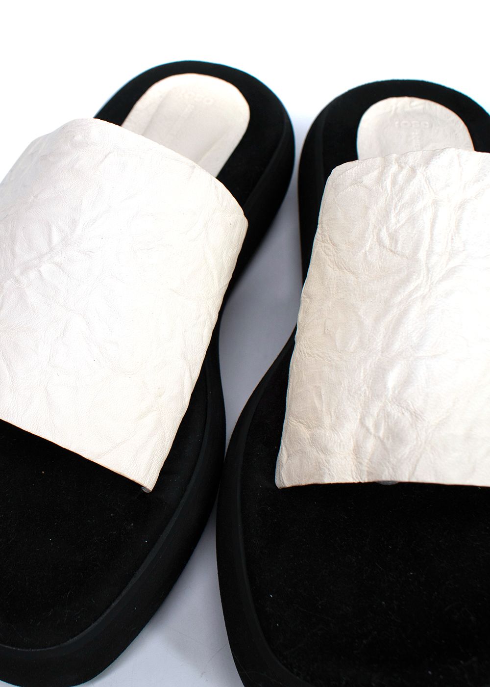 Preowned Osoi Black and White Boat Slides Size 36 leather