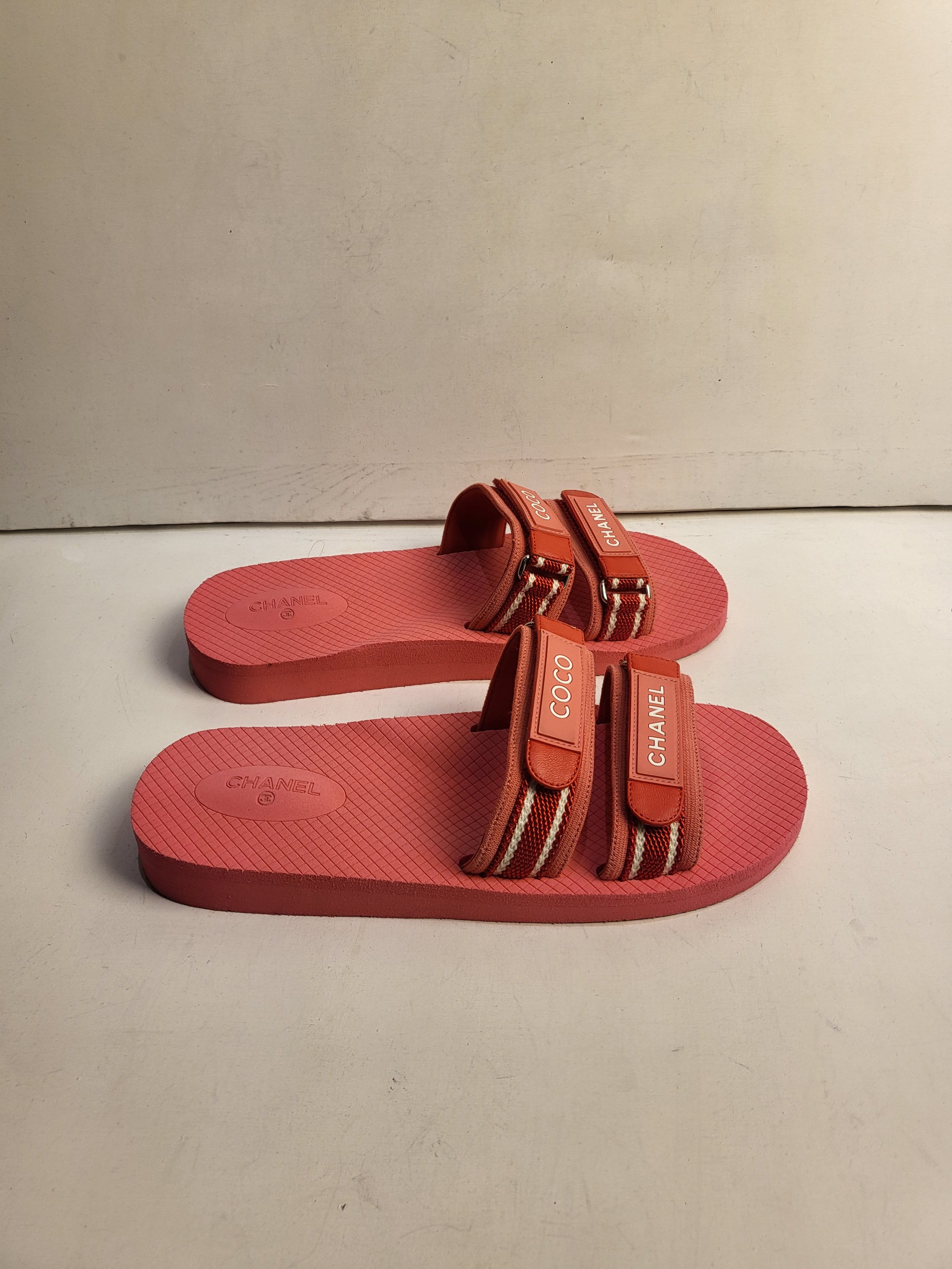 Preowned Coral Coco Chanel Pool Slides Size 41 Orange rubber