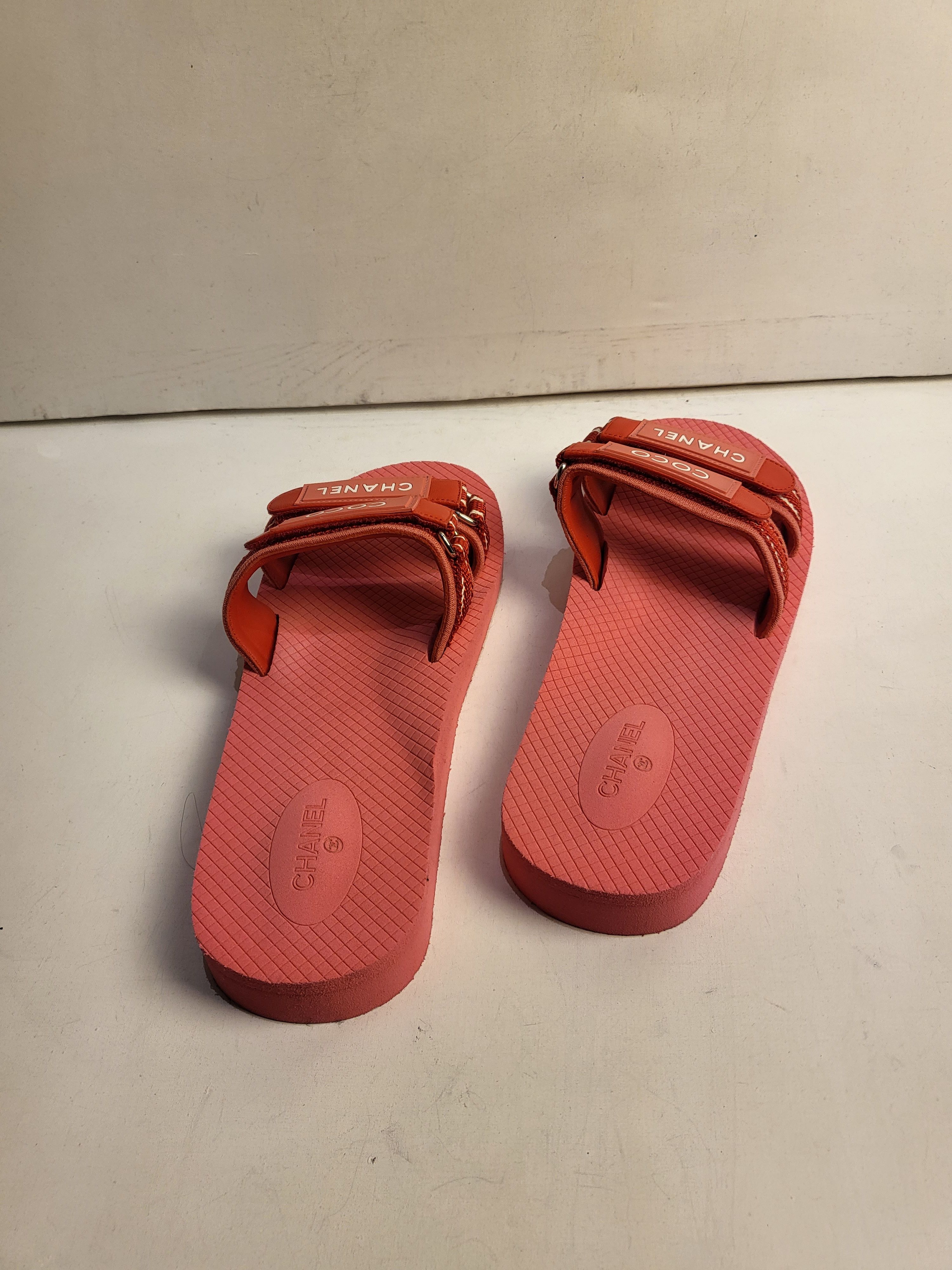 Preowned Coral Coco Chanel Pool Slides Size 41 Orange rubber