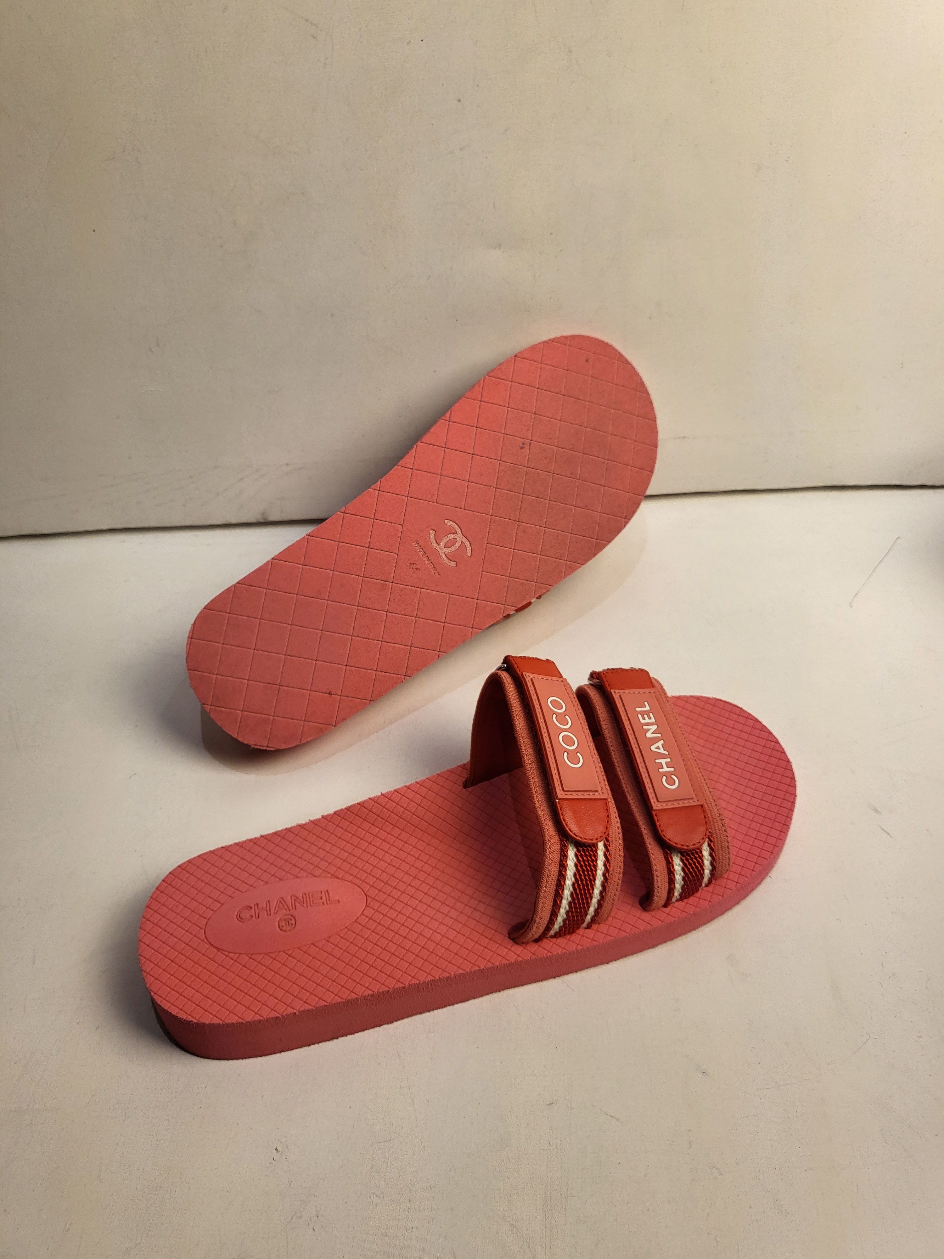 Preowned Coral Coco Chanel Pool Slides Size 41 Orange rubber