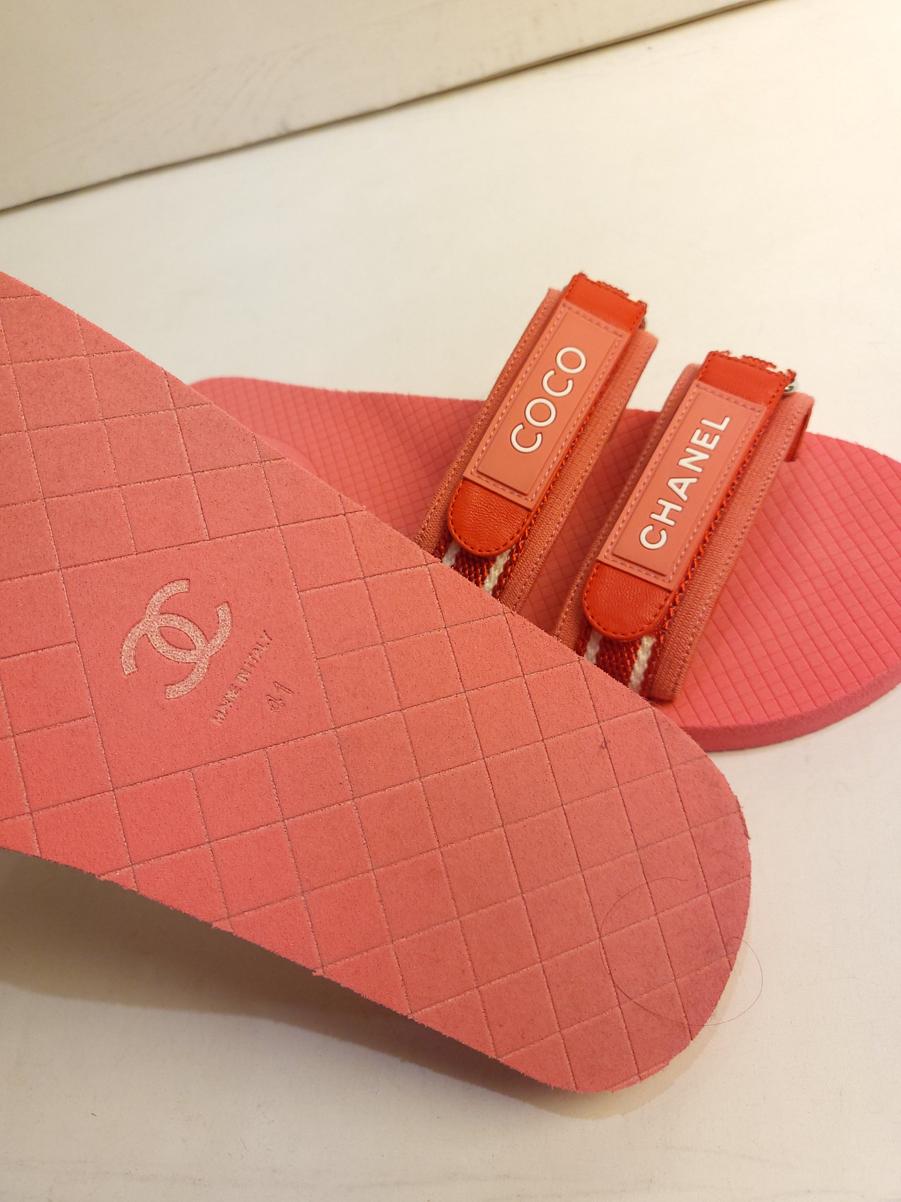 Preowned Coral Coco Chanel Pool Slides Size 41 Orange rubber