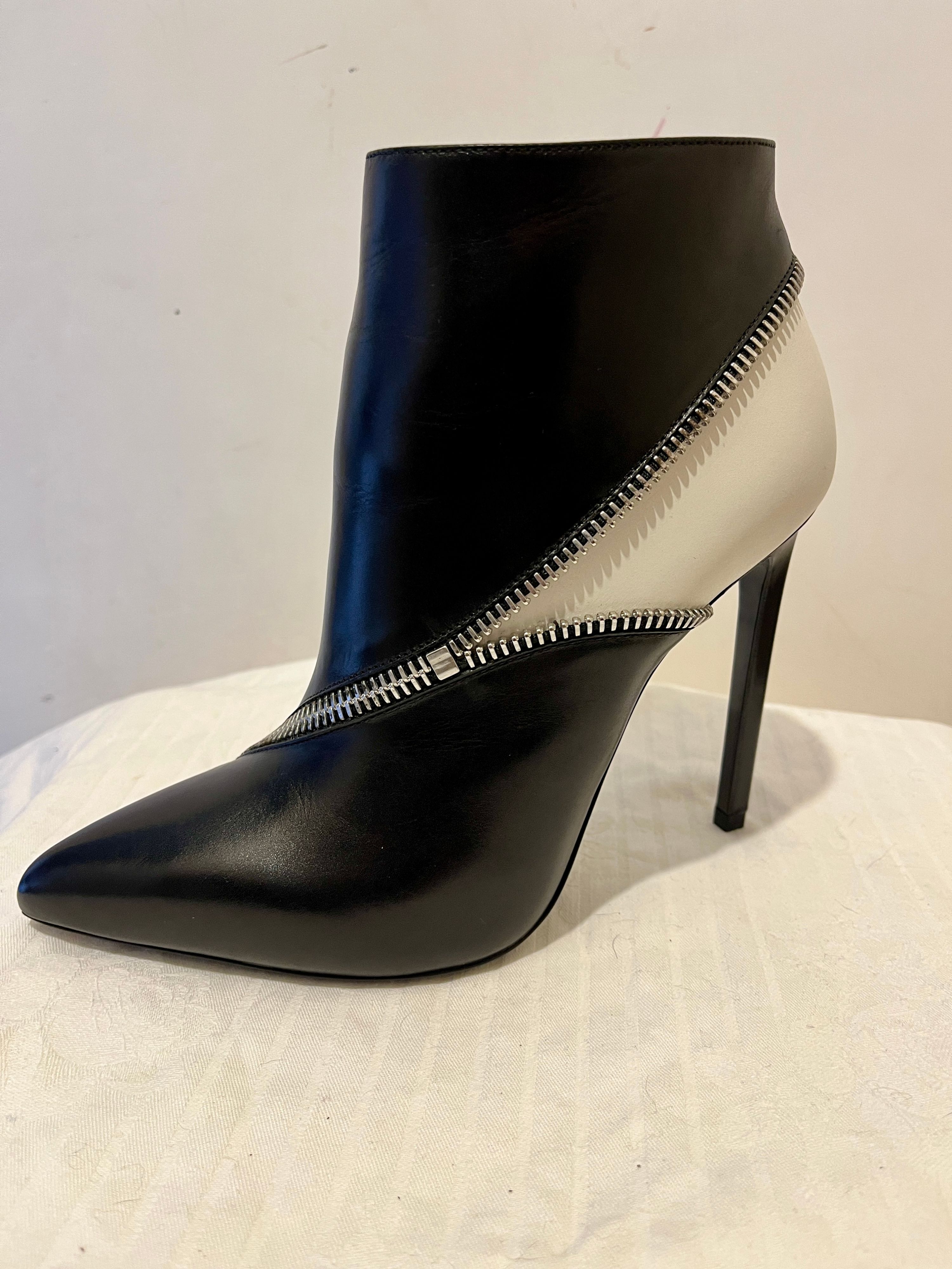 Saint Laurent Paris 110 Zip Detail Ankle Boots Size 37 Black with white inserts leather