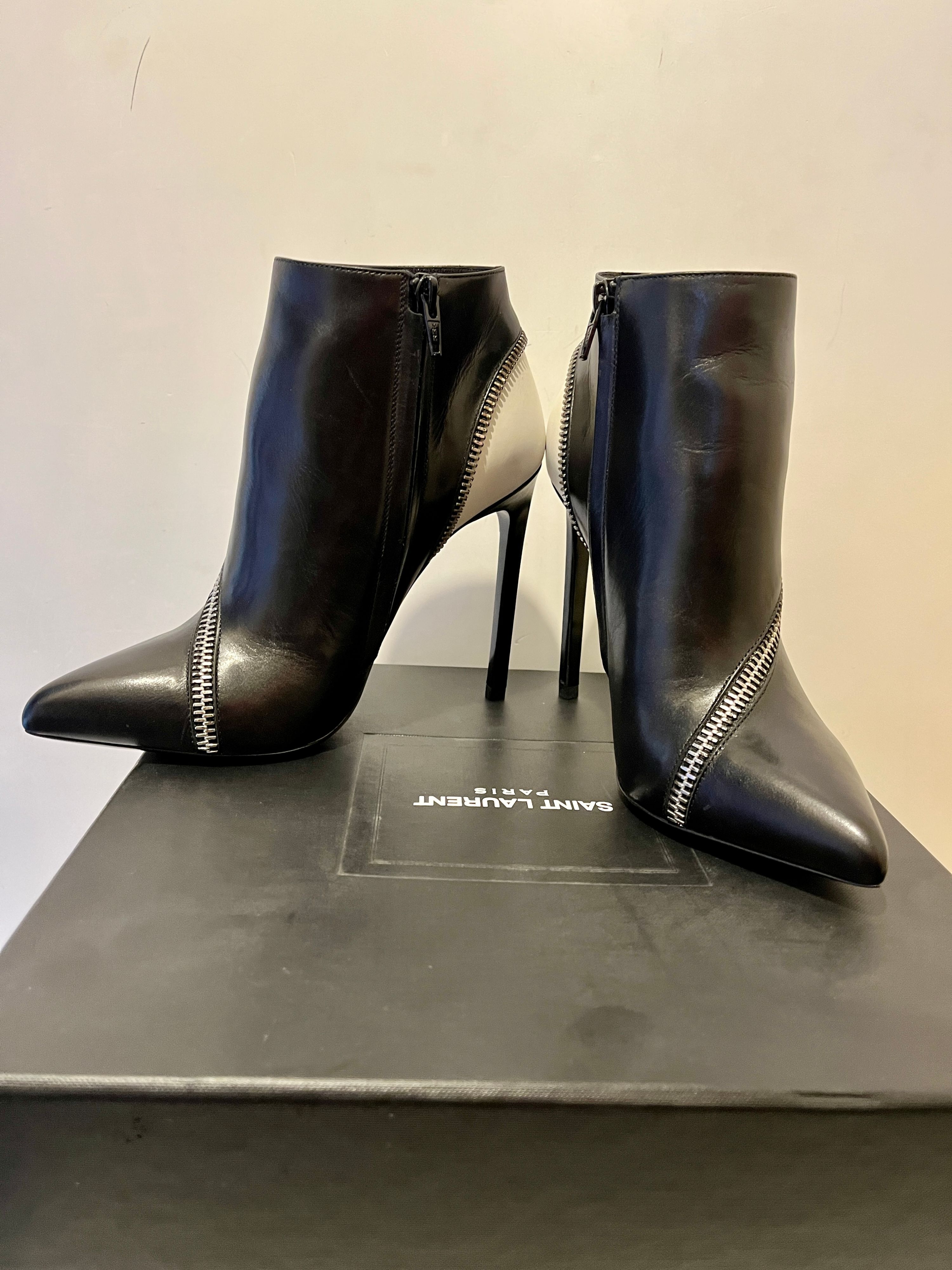 Saint Laurent Paris 110 Zip Detail Ankle Boots Size 37 Black with white inserts leather