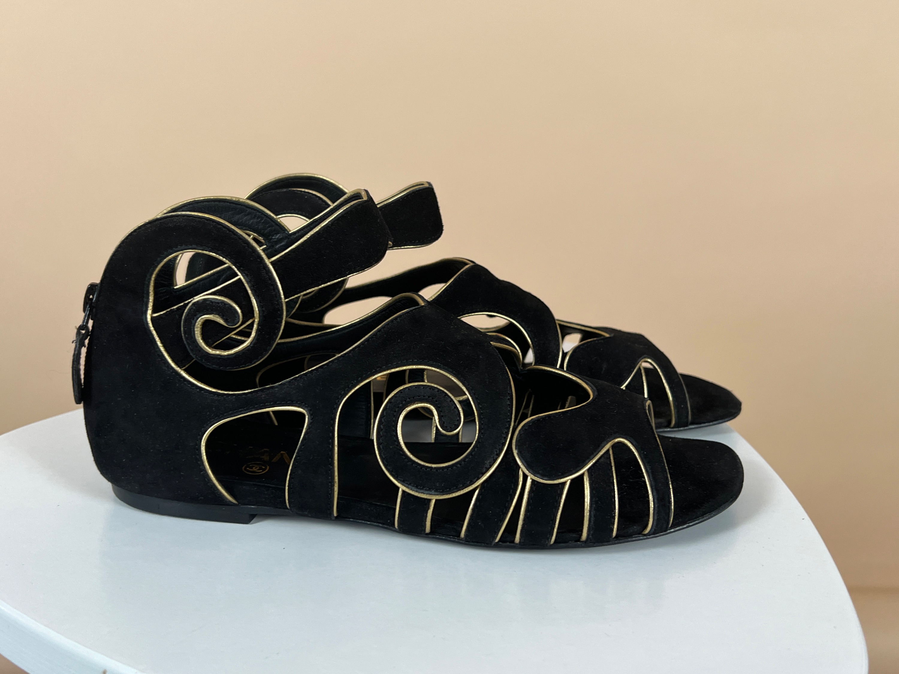 Preowned Chanel Black  Gold Suede Sculpted Sandals Size 37.5 leather