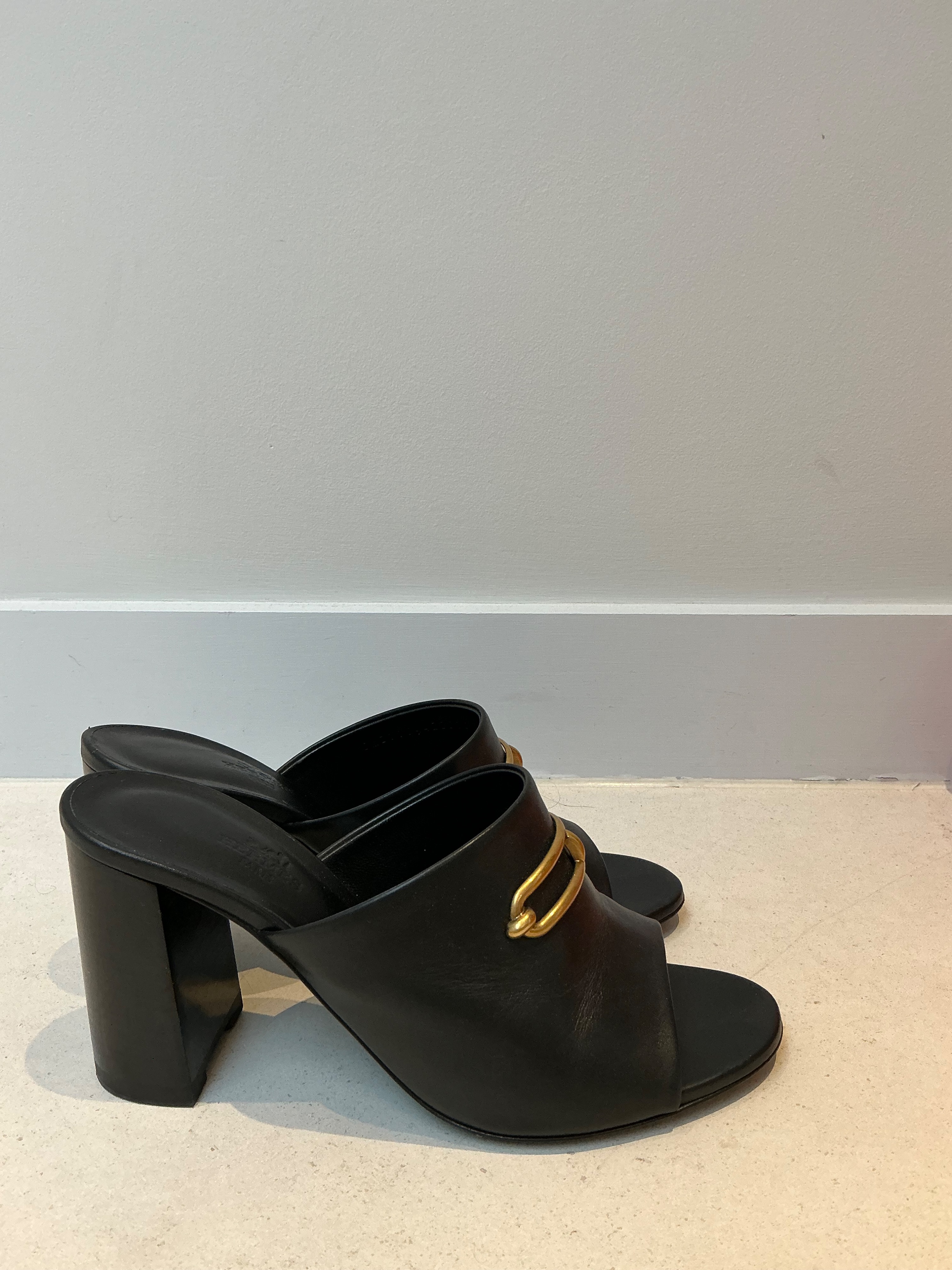 Preowned Hermes Black Camilla Mules Size 39 leather