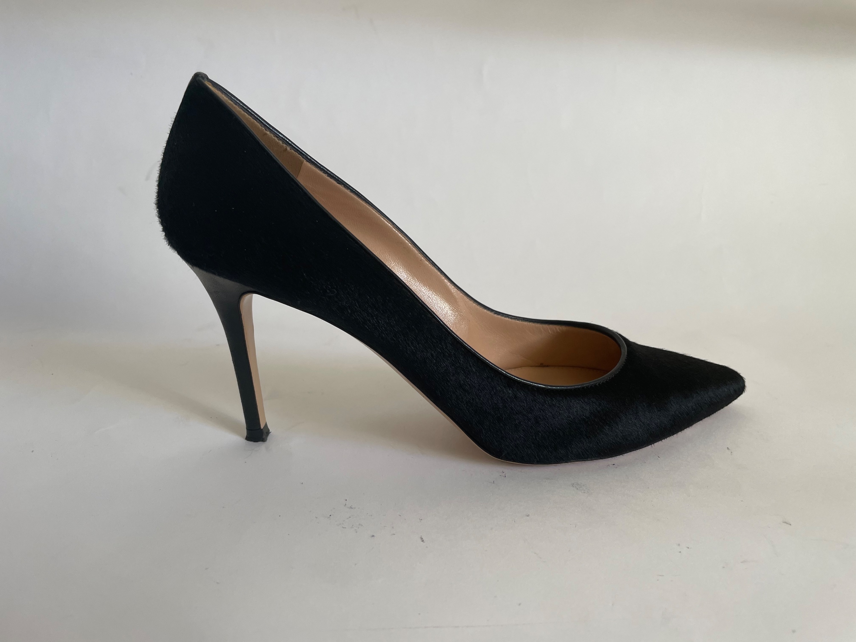 Preowned Gianvito Rossi Black Pony Hair Pointed Toe Pumps Size 405 leather/pony hair