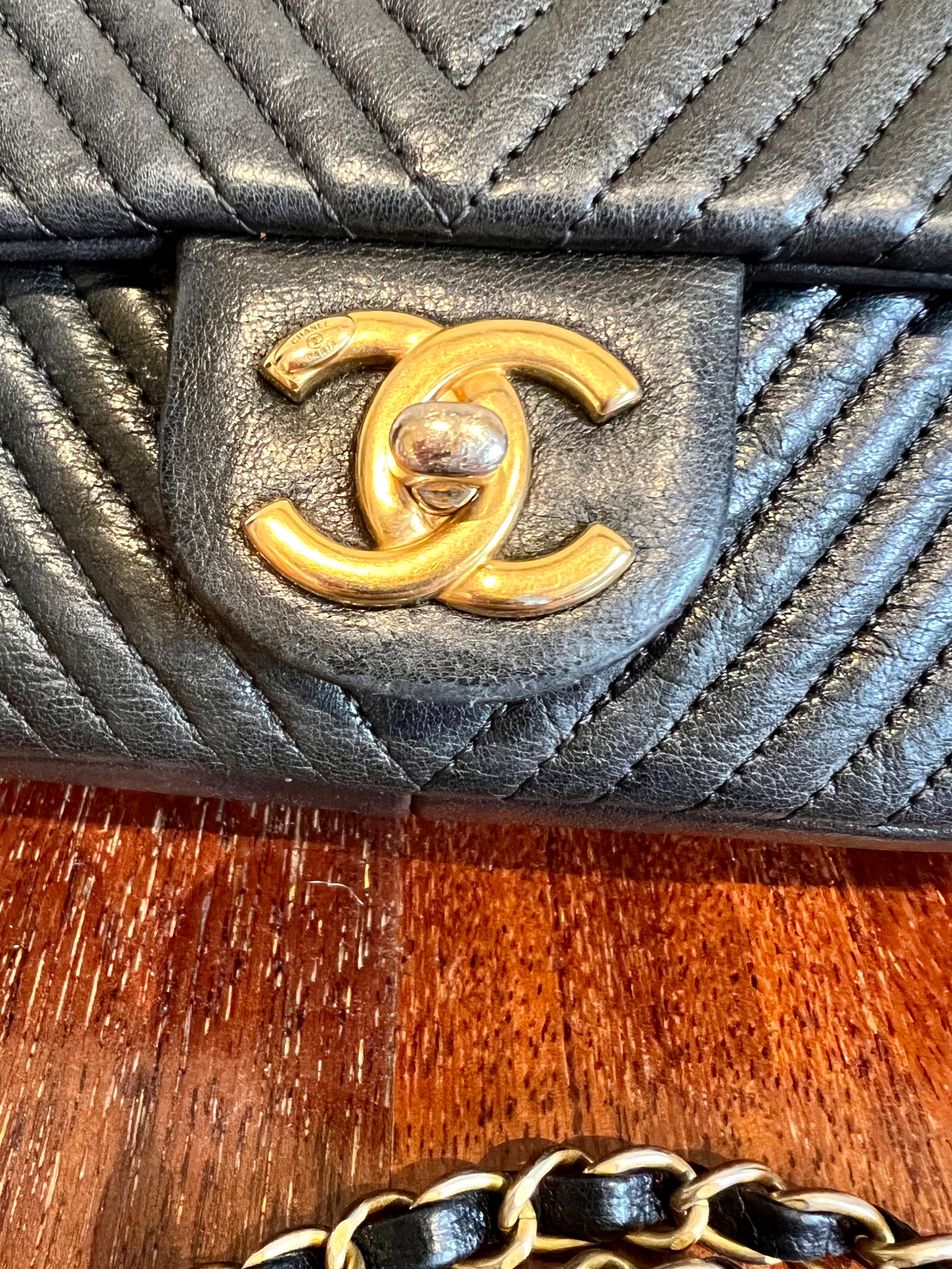 Preowned Chanel black lambskin leather chevron quilted small flap bag