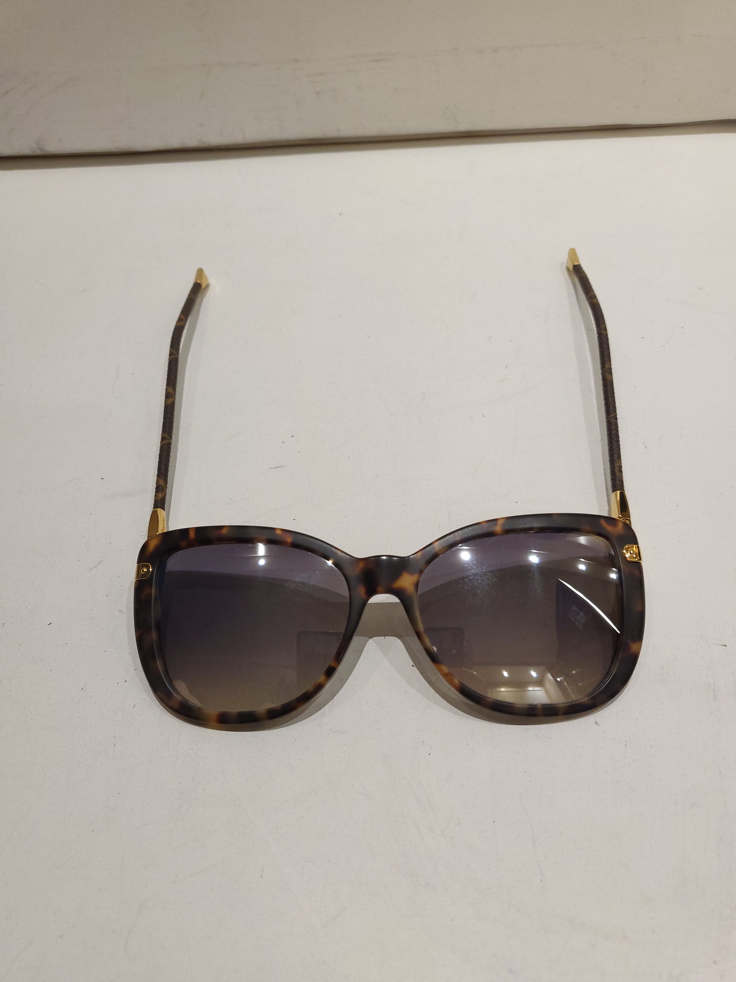 Preowned Louis Vuitton Brown acetate butterfly sunglasses