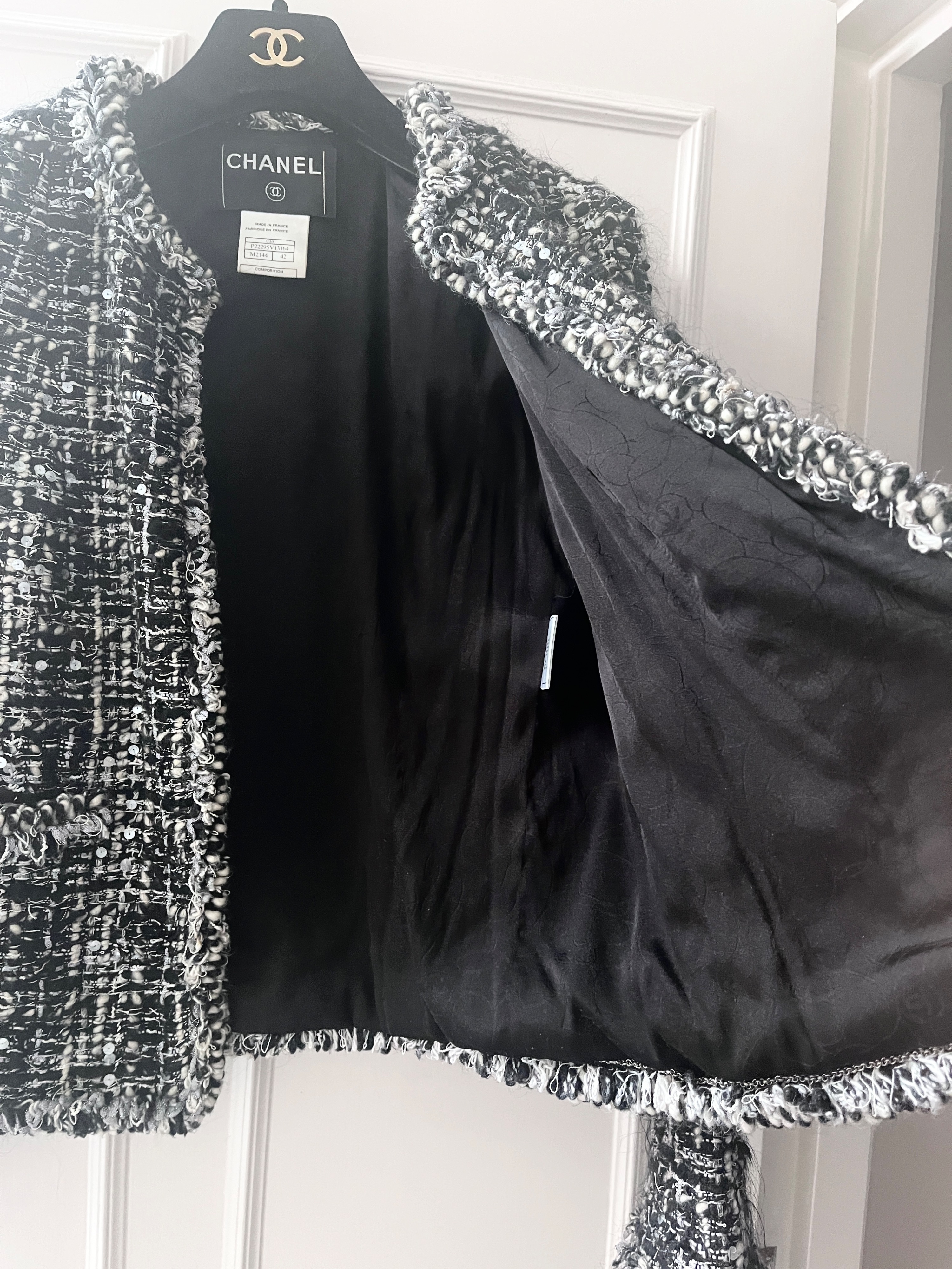 Preowned Chanel Black and White Tweed Jacket Size M Black and white / grey tones boucle lesage tweed