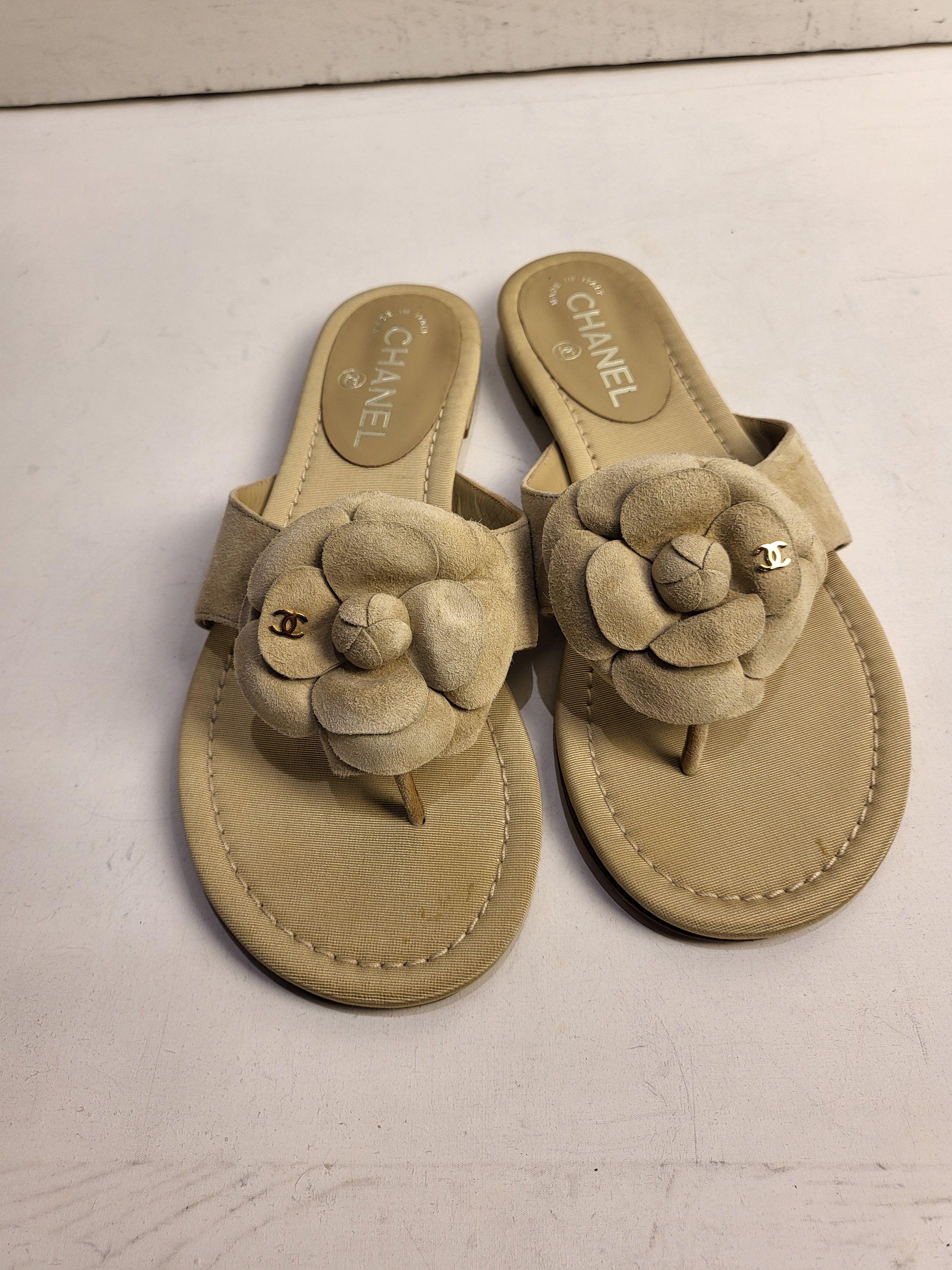 Preowned Chanel Canvas and Suede Camellia Thong Sandals Size 38 Beige