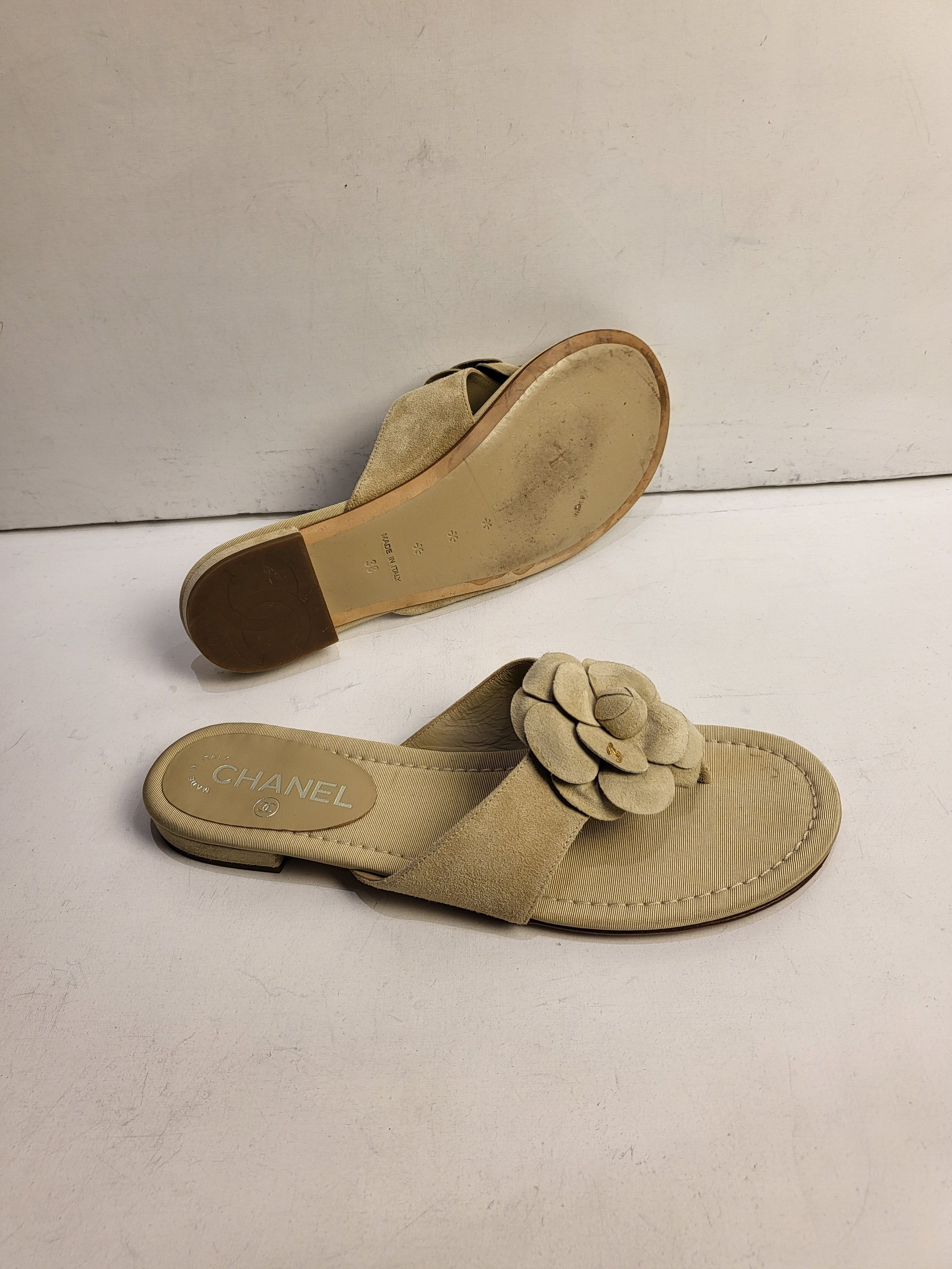 Preowned Chanel Canvas and Suede Camellia Thong Sandals Size 38 Beige