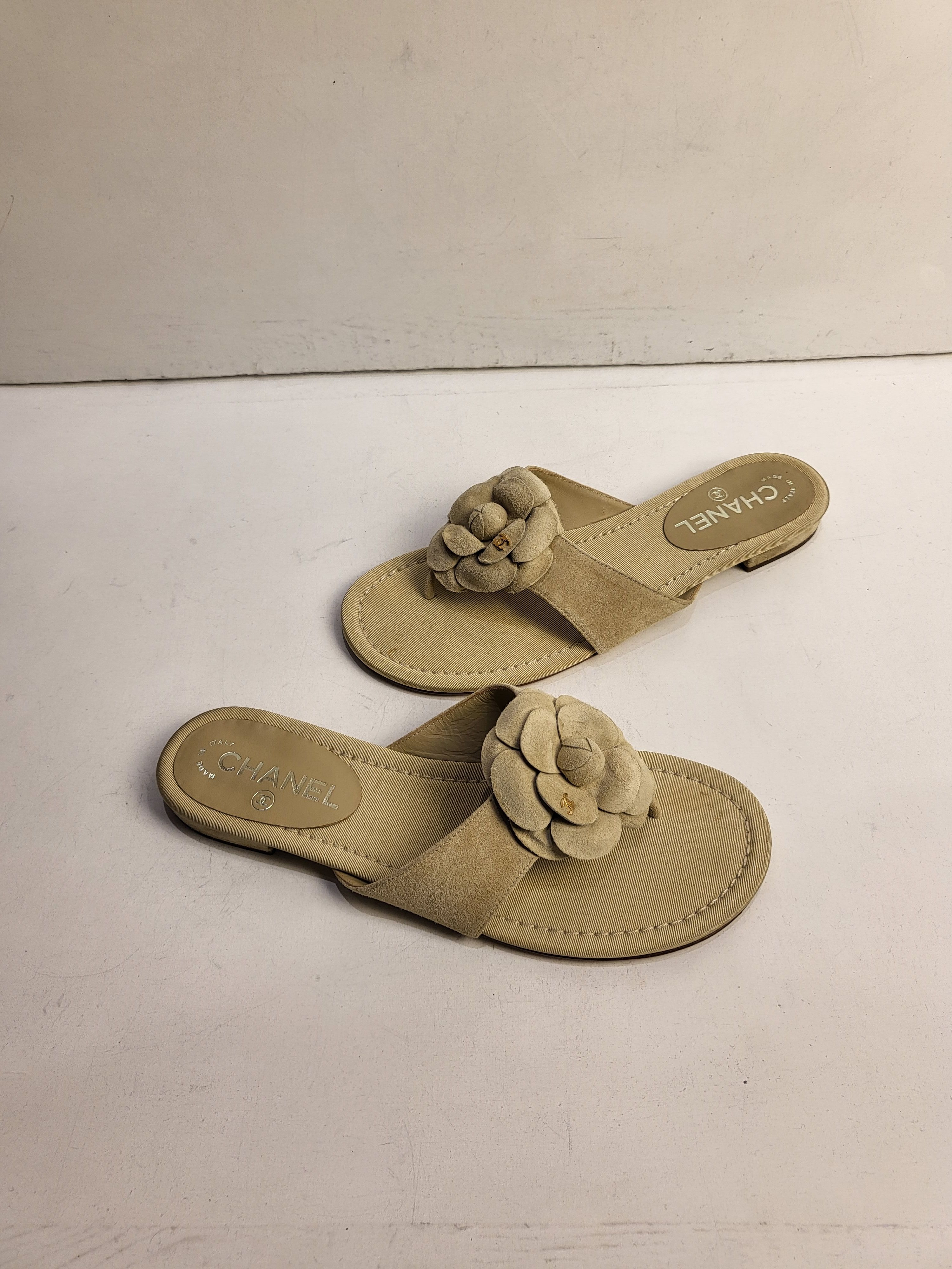 Preowned Chanel Canvas and Suede Camellia Thong Sandals Size 38 Beige