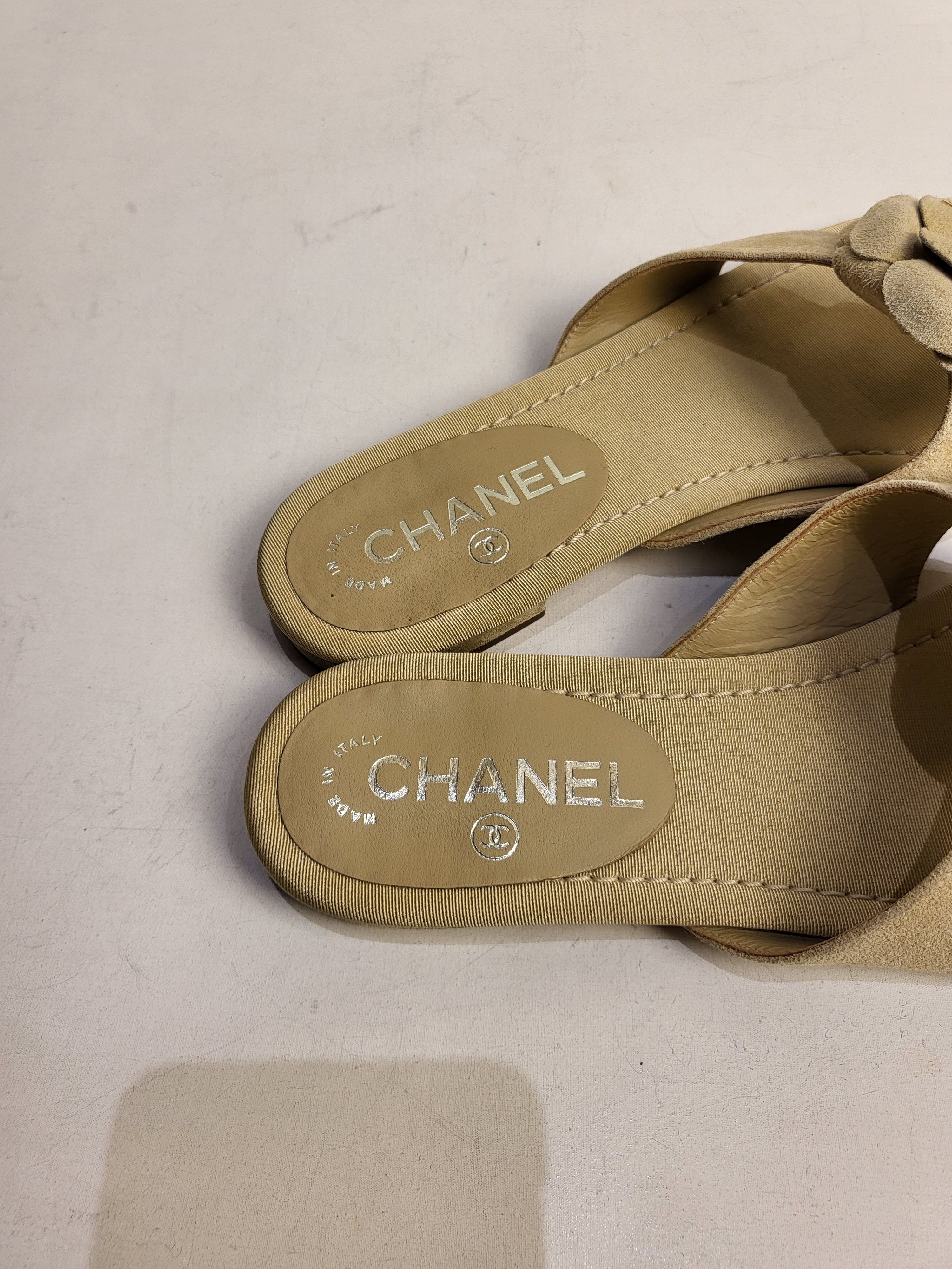 Preowned Chanel Canvas and Suede Camellia Thong Sandals Size 38 Beige