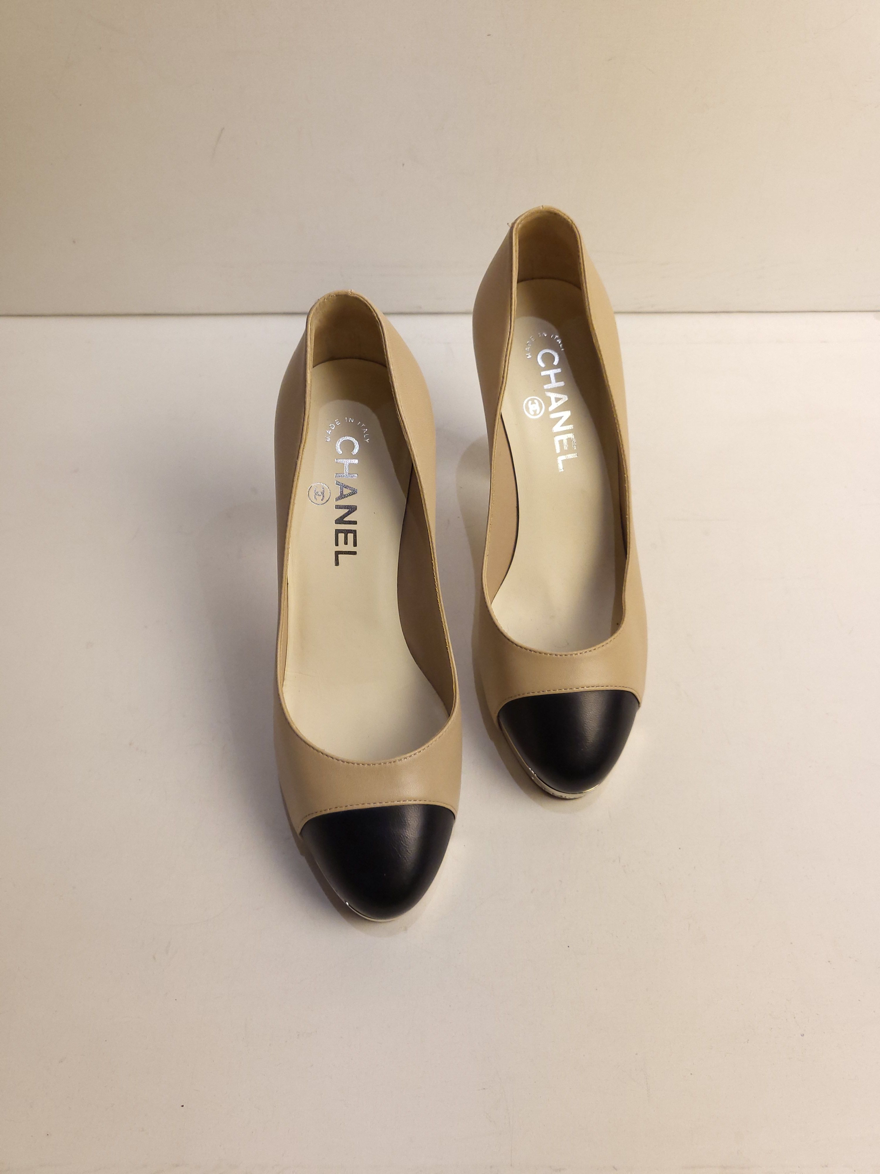 Preowned Chanel beige  black leather CC heeled pumps Size 375