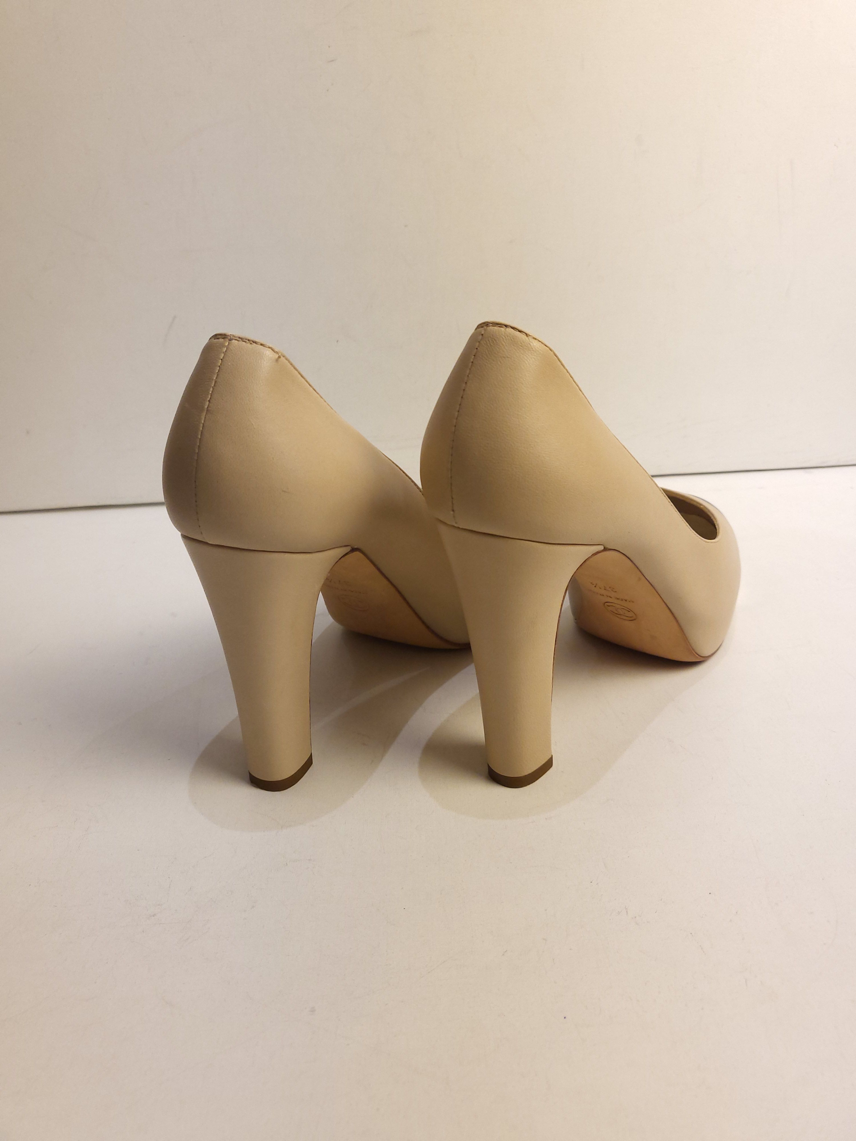 Preowned Chanel beige  black leather CC heeled pumps Size 375