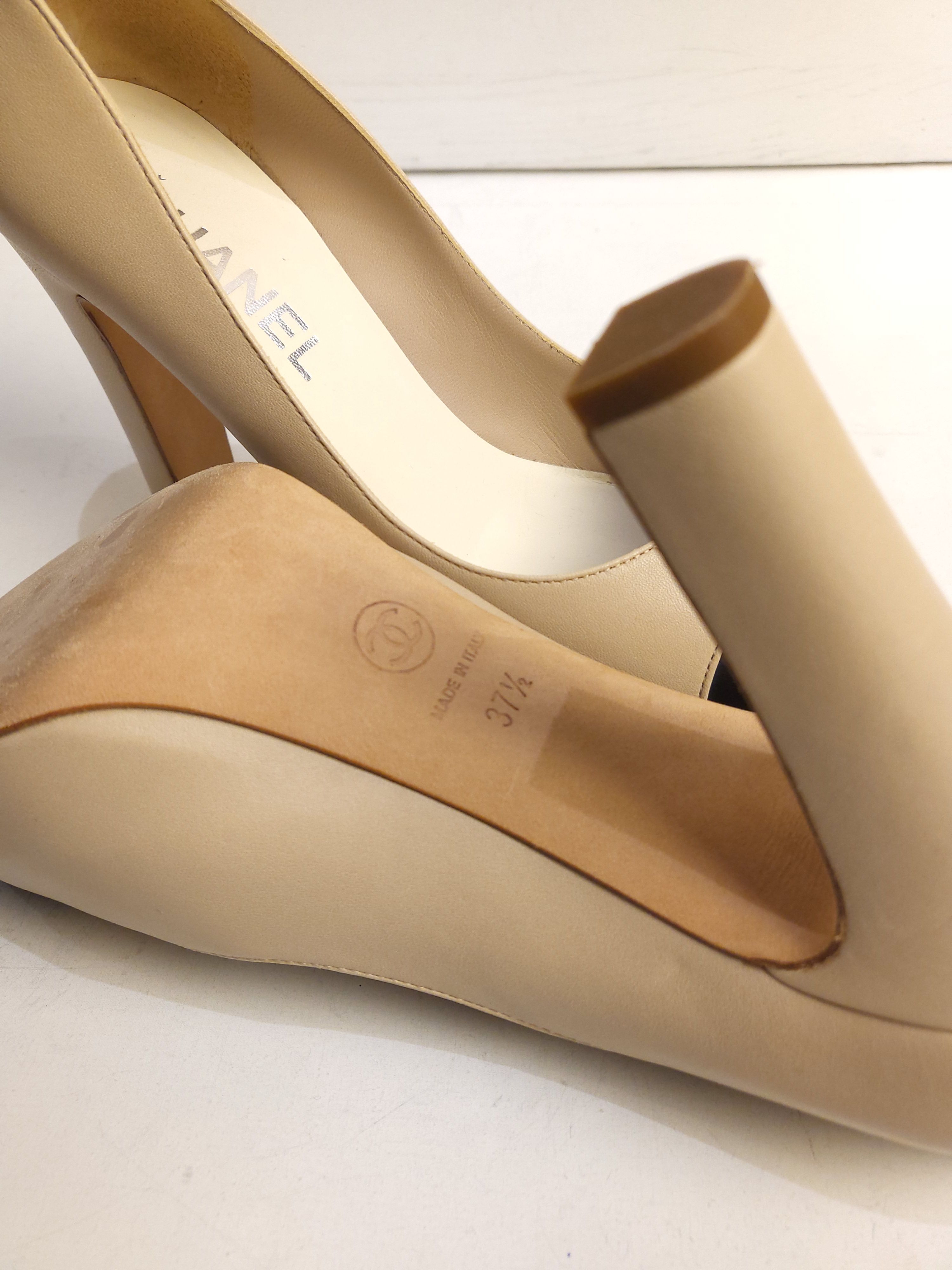 Preowned Chanel beige  black leather CC heeled pumps Size 375