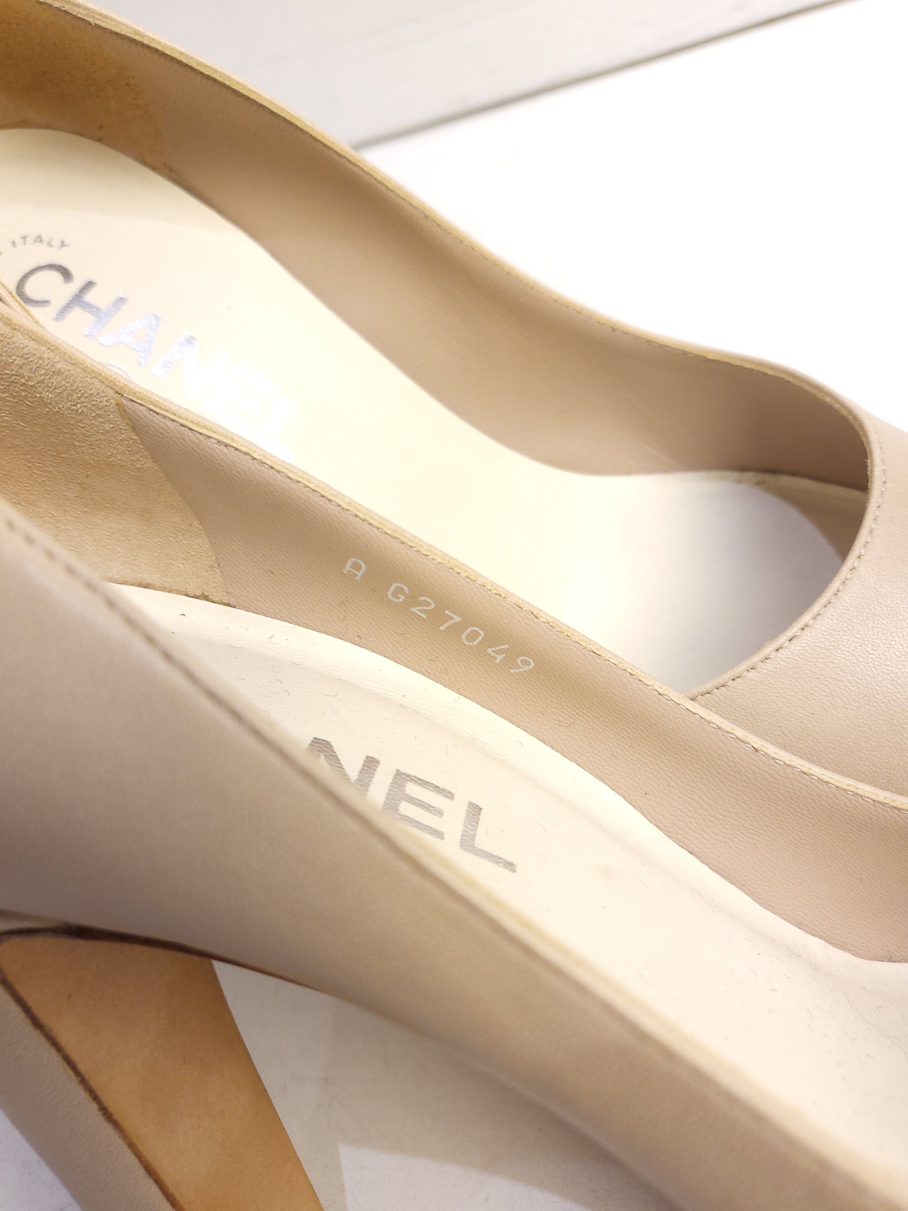 Preowned Chanel beige  black leather CC heeled pumps Size 375