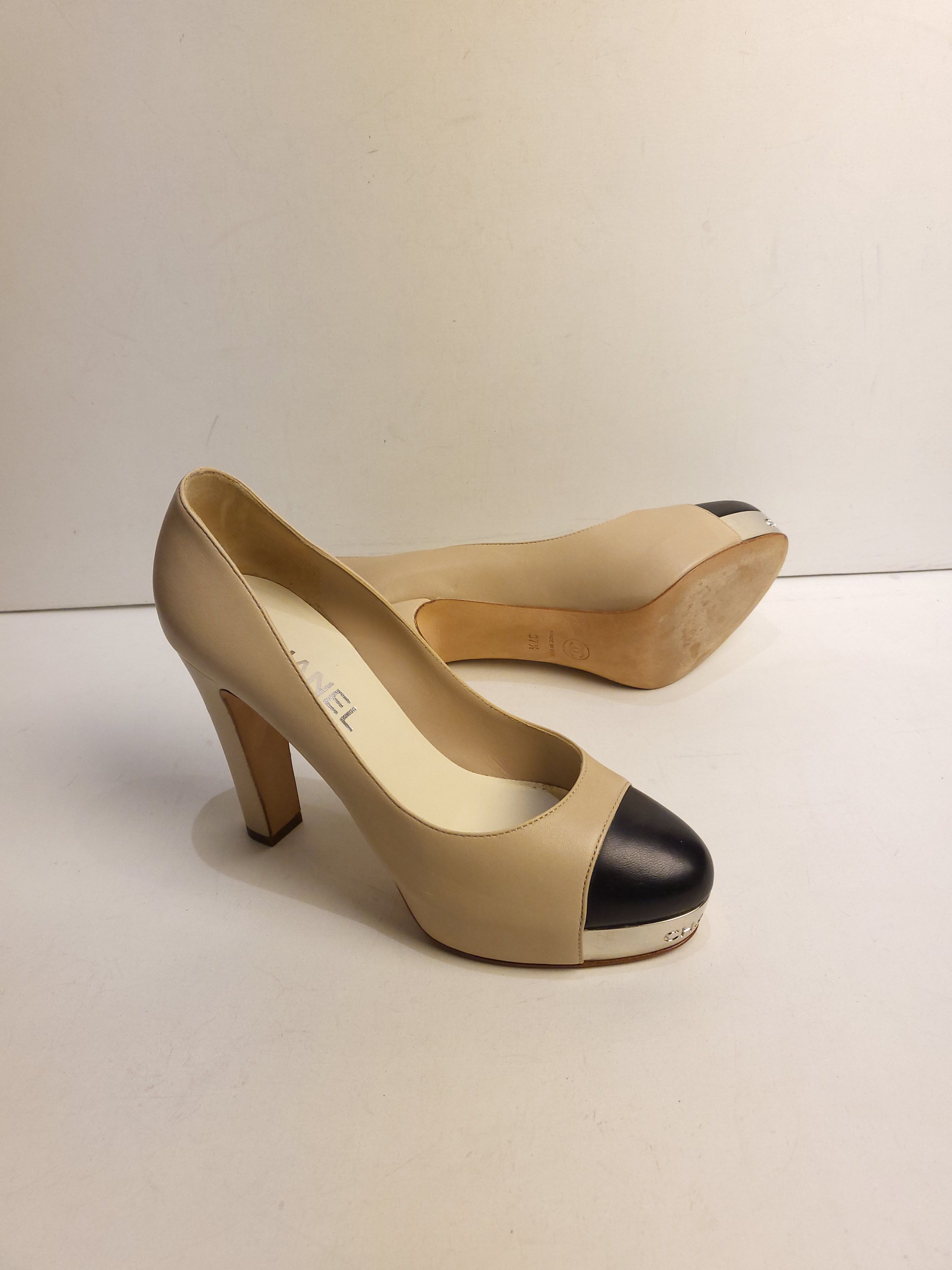 Preowned Chanel beige  black leather CC heeled pumps Size 375