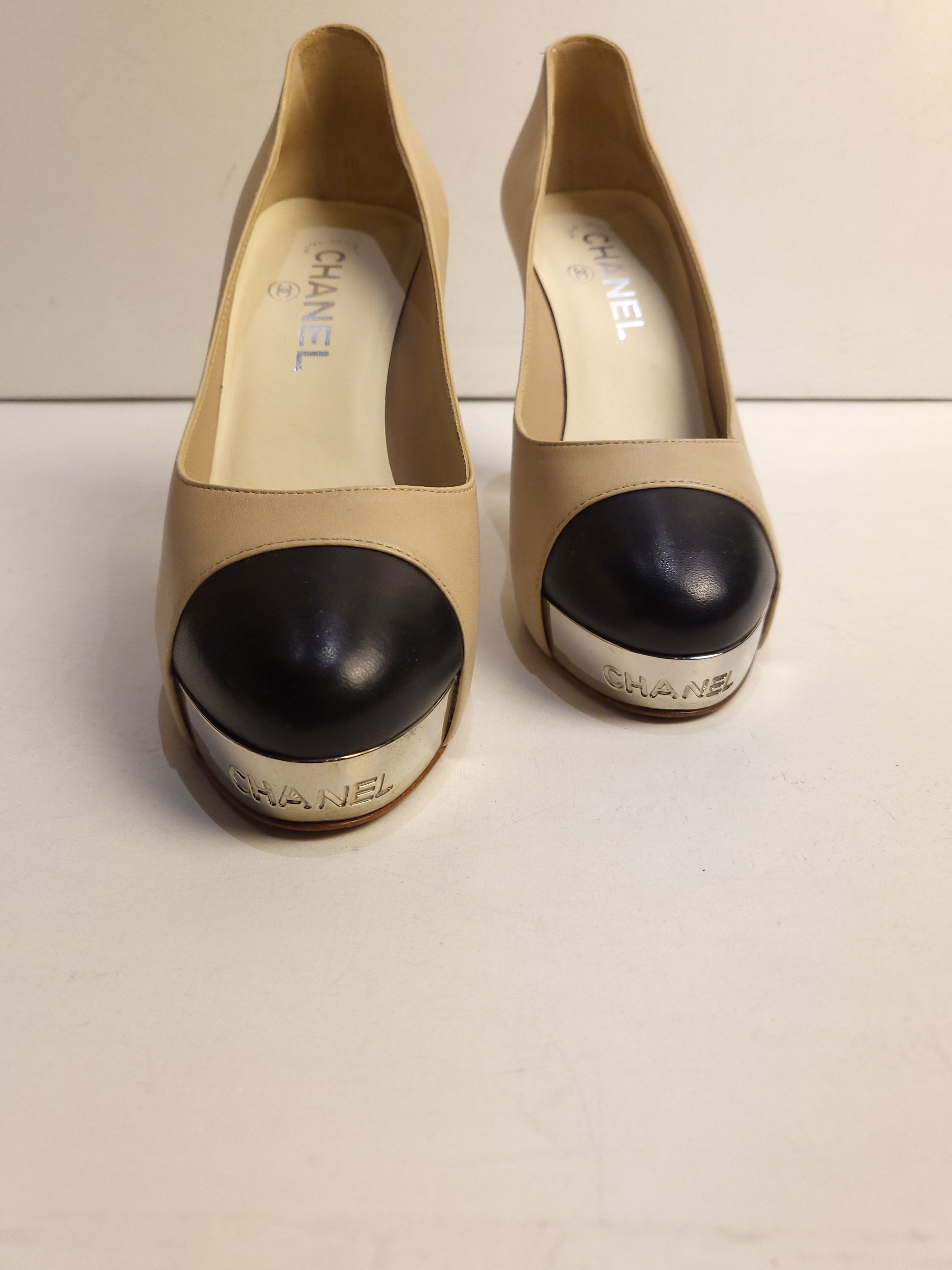 Preowned Chanel beige  black leather CC heeled pumps Size 375