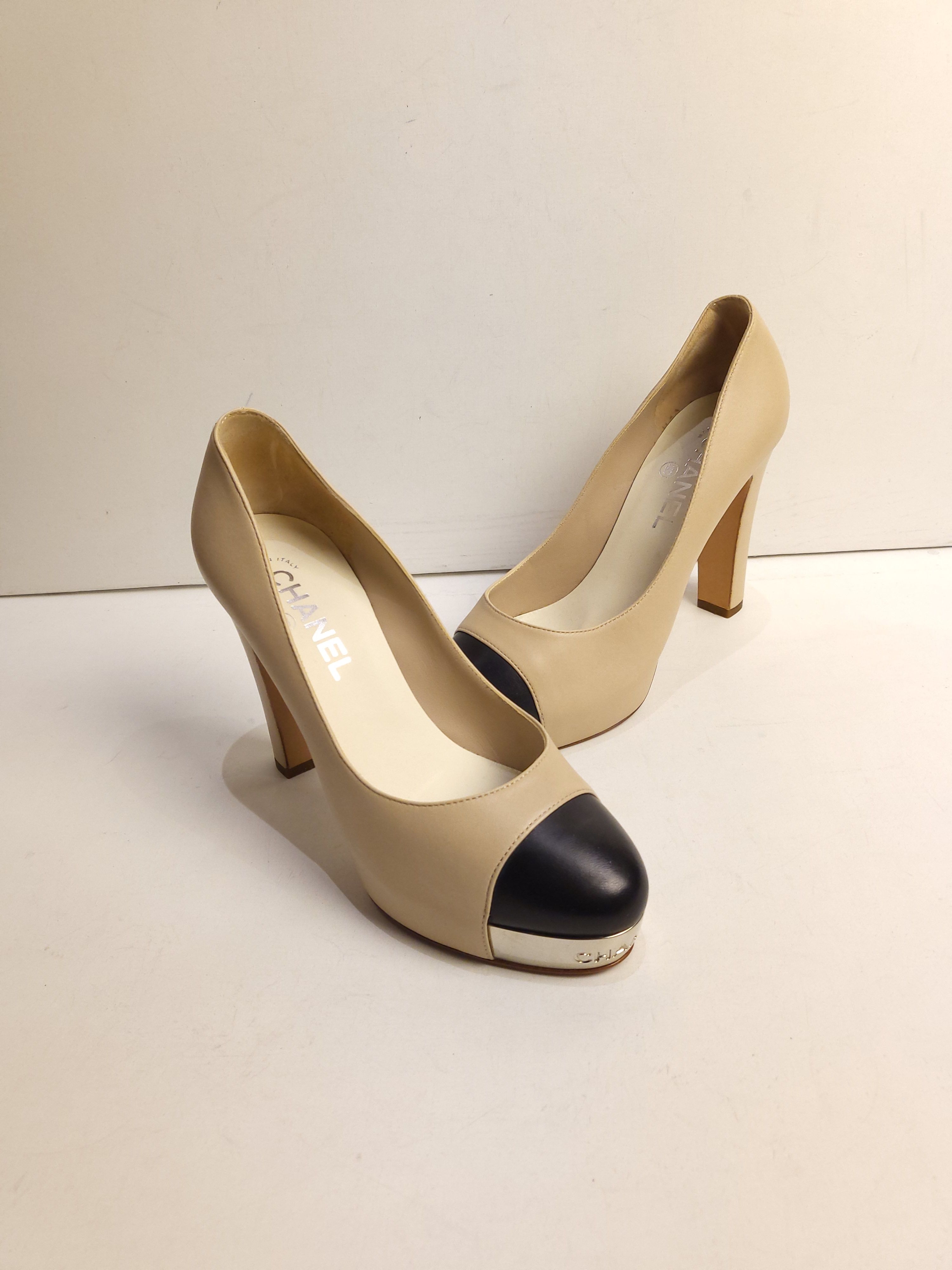 Preowned Chanel beige  black leather CC heeled pumps Size 375