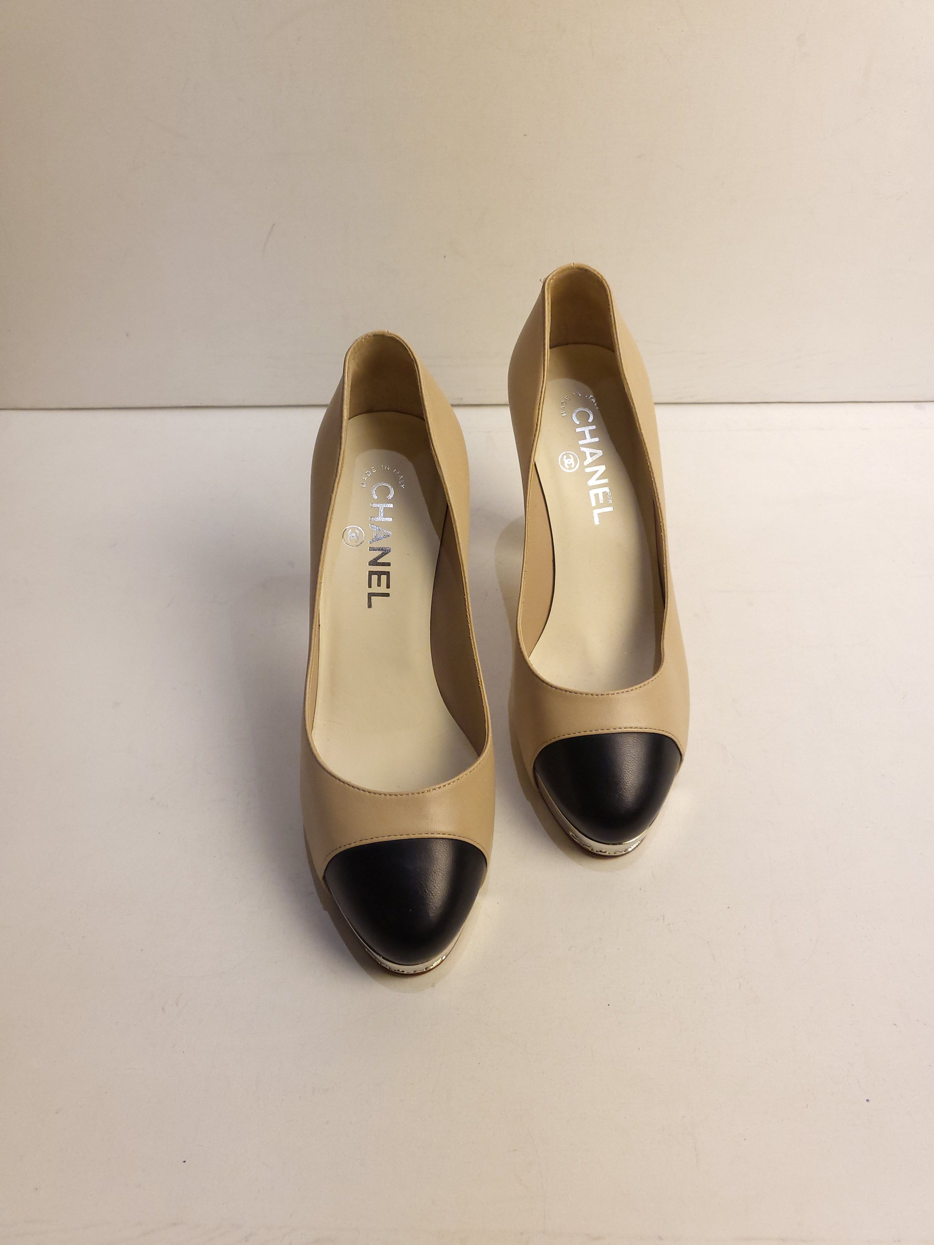 Preowned Chanel beige  black leather CC heeled pumps Size 375