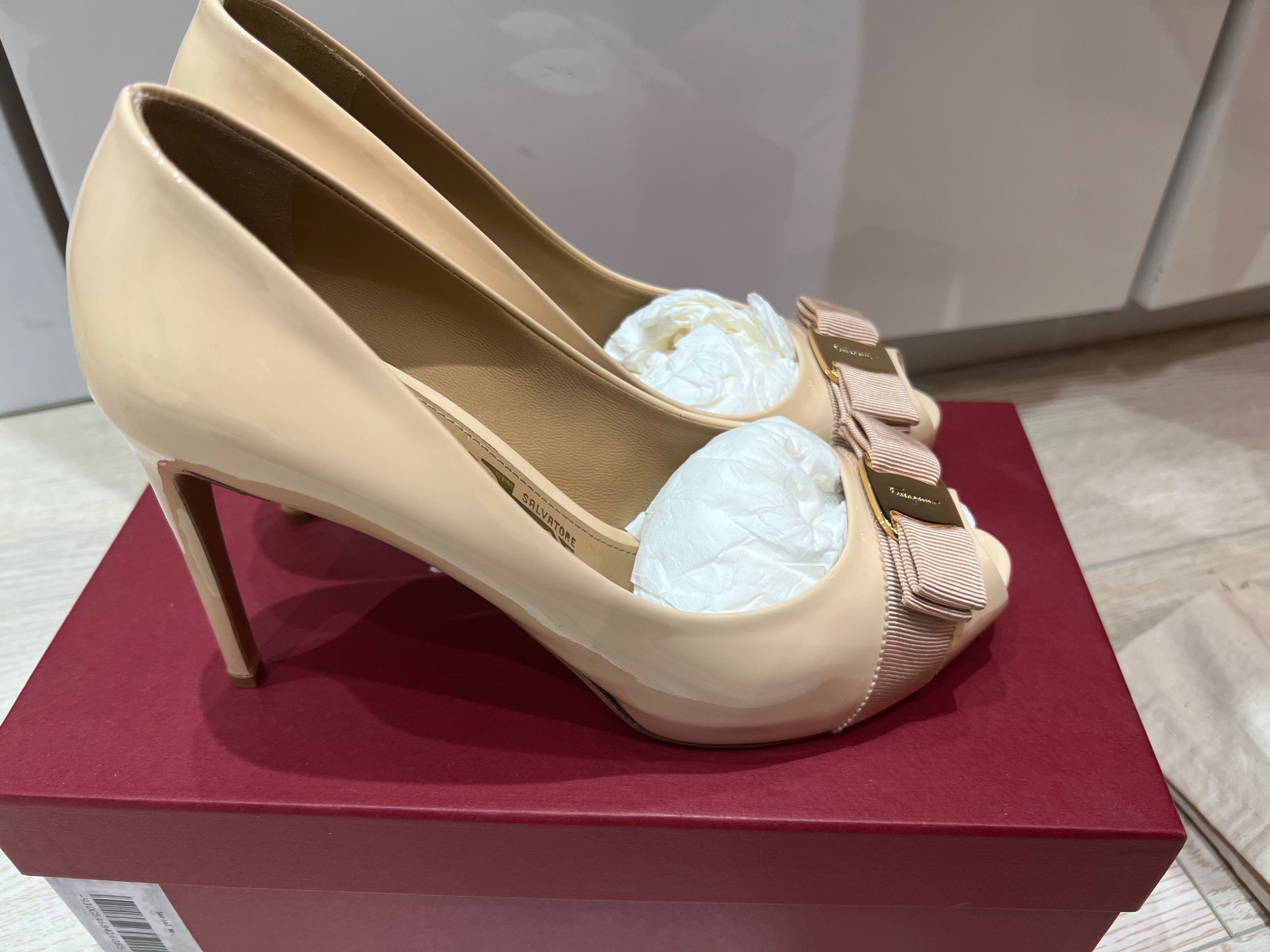 Preowned Salvatore Ferragamo Nude Patent Peep-toe Vara Bow Pumps Size 385 Beige / Nude