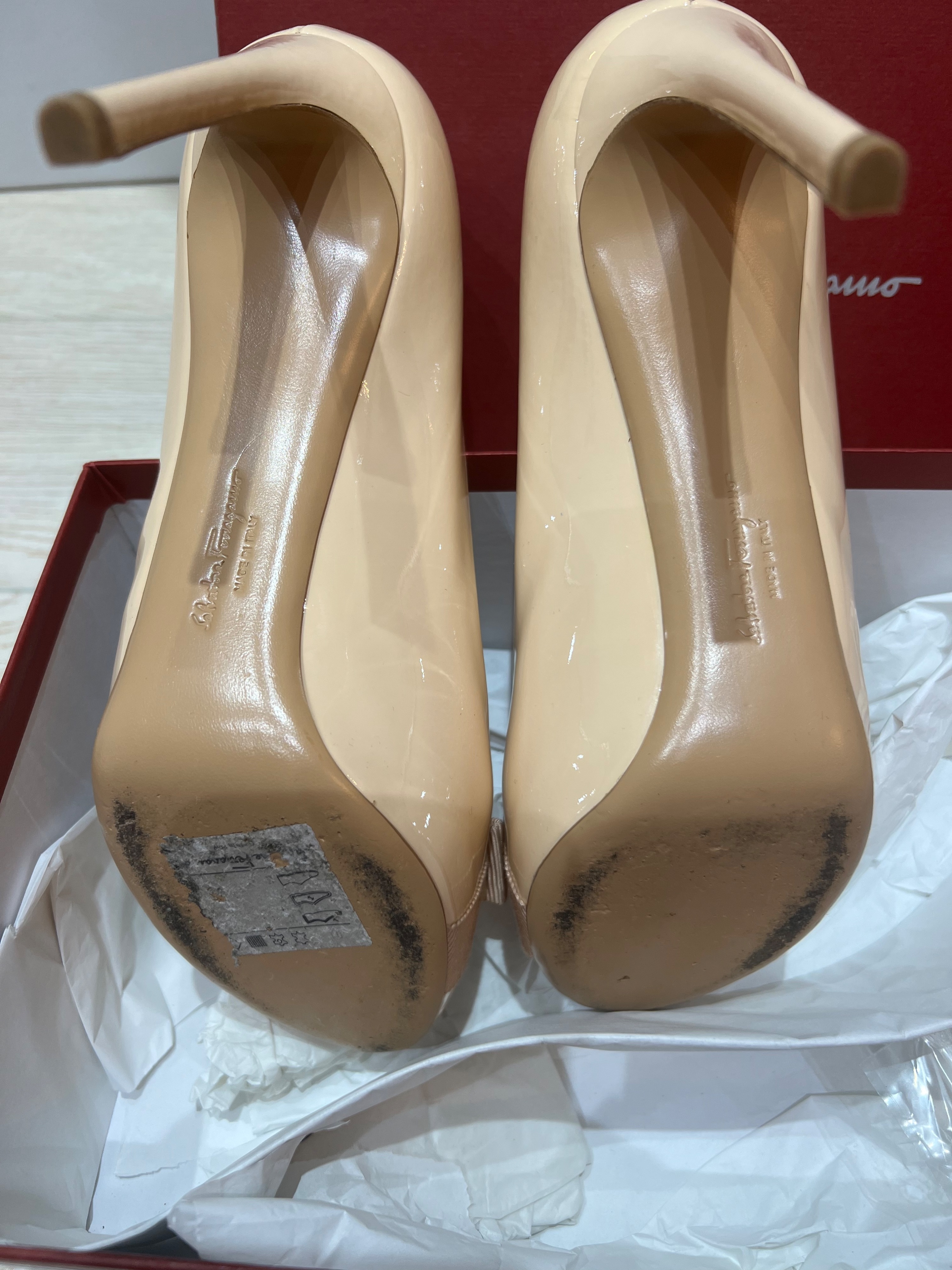 Preowned Salvatore Ferragamo Nude Patent Peep-toe Vara Bow Pumps Size 385 Beige / Nude