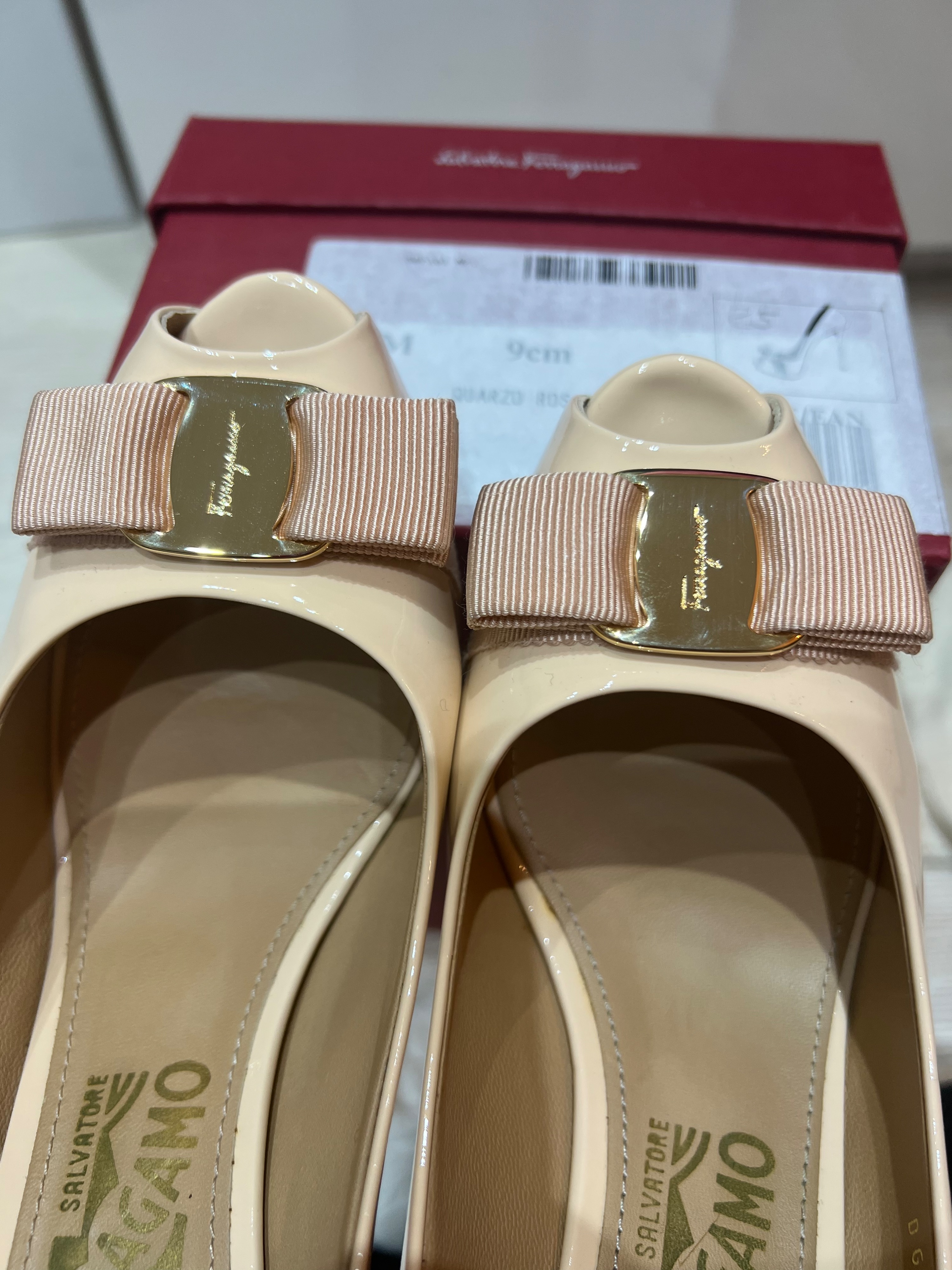 Preowned Salvatore Ferragamo Nude Patent Peep-toe Vara Bow Pumps Size 385 Beige / Nude