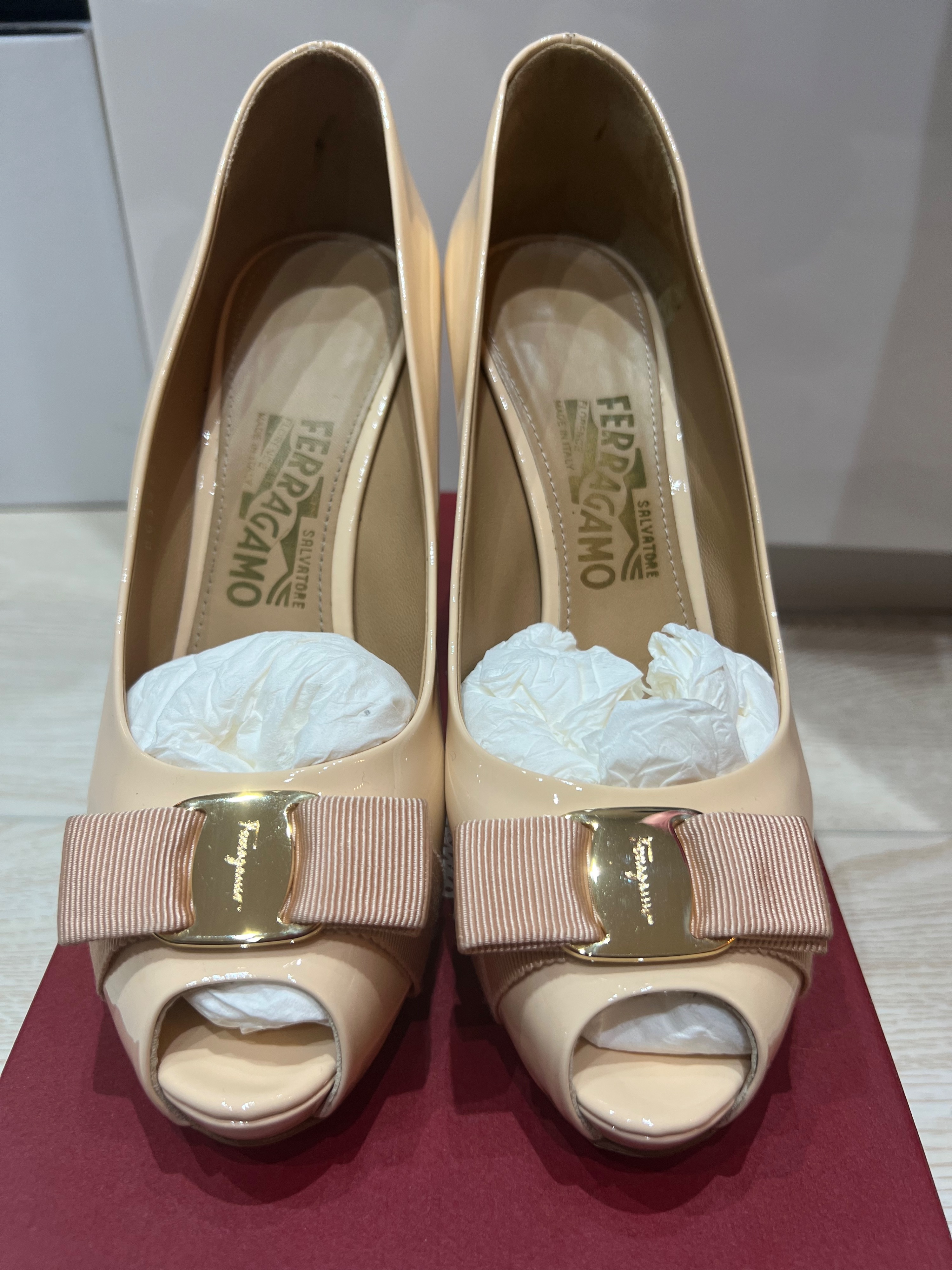 Preowned Salvatore Ferragamo Nude Patent Peep-toe Vara Bow Pumps Size 385 Beige / Nude