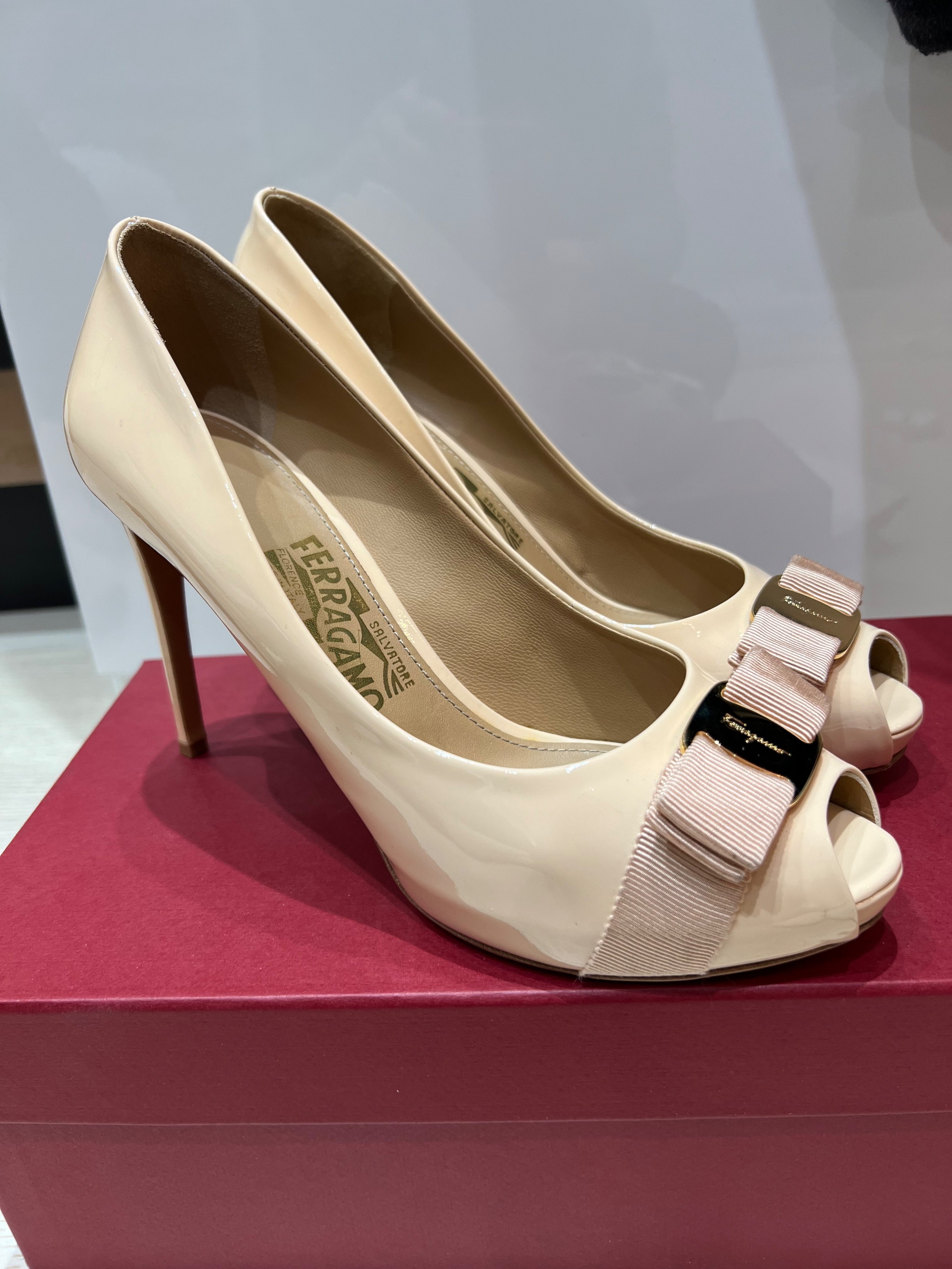 Preowned Salvatore Ferragamo Nude Patent Peep-toe Vara Bow Pumps Size 385 Beige / Nude