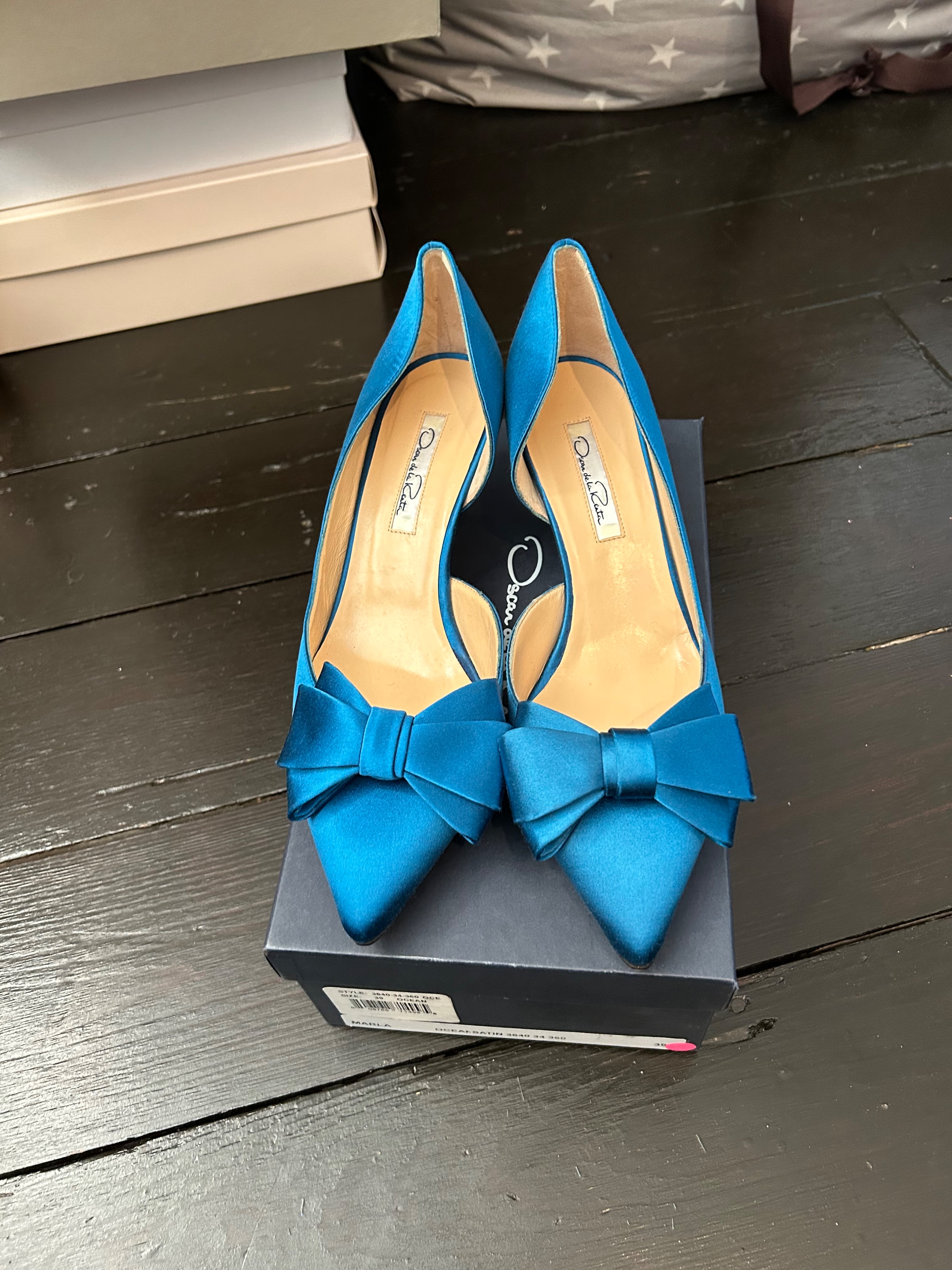 Oscar de la Renta Blue Satin Bow Pumps Size 39