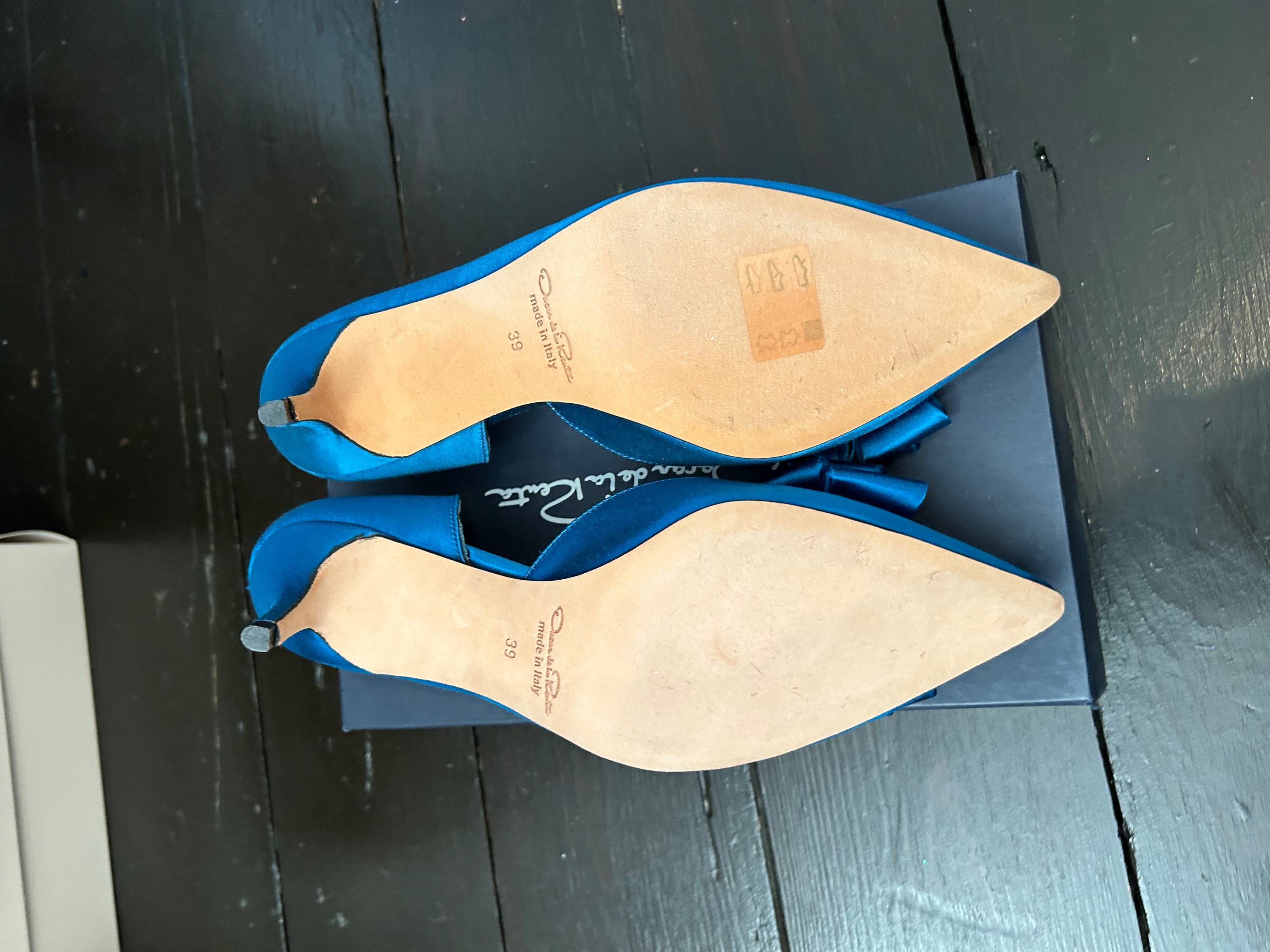 Oscar de la Renta Blue Satin Bow Pumps Size 39