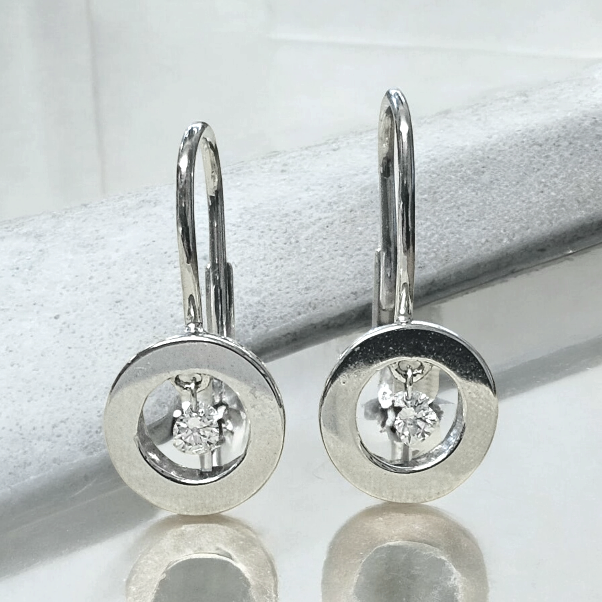 Preowned 100% Capri 18ct white Gold and Diamond Drop Earrings ct gold