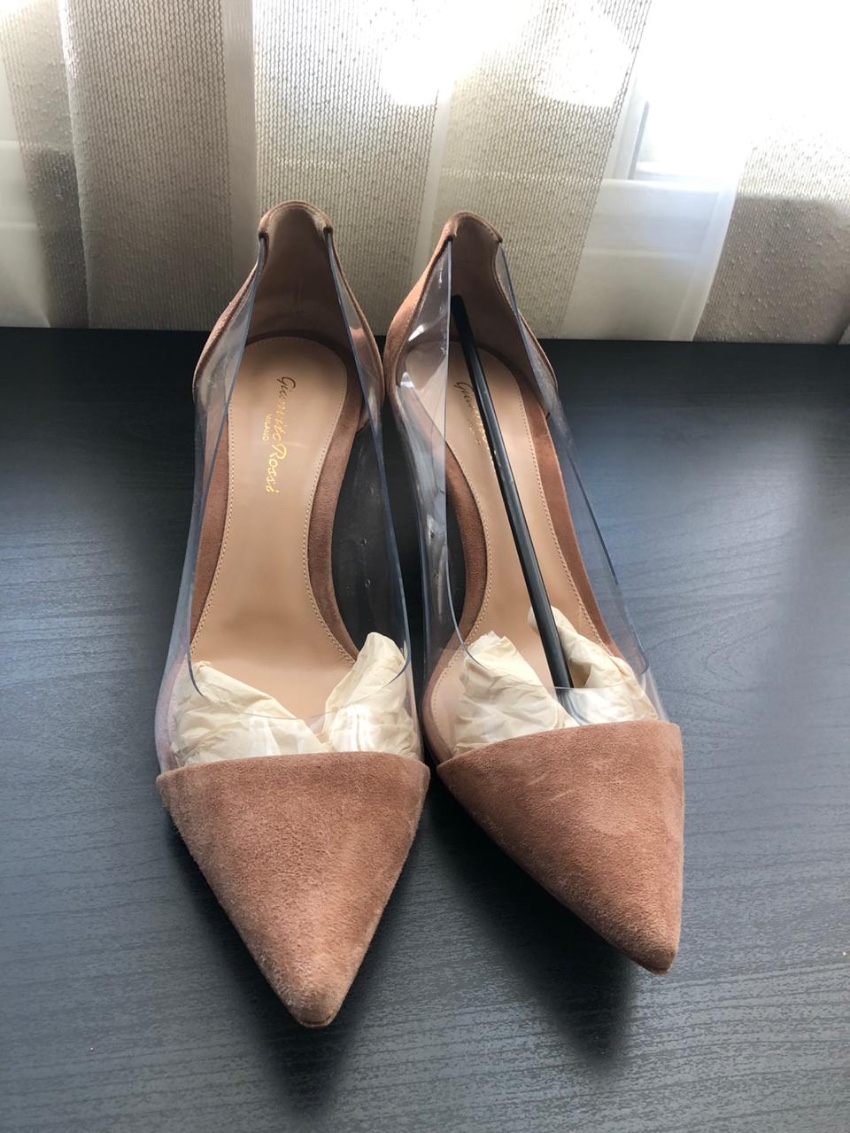 Gianvito Rossi Plexi Kitten Heel Pumps Size 395 Cream suede