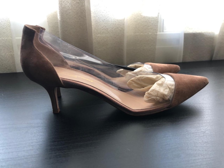 Gianvito Rossi Plexi Kitten Heel Pumps Size 395 Cream suede