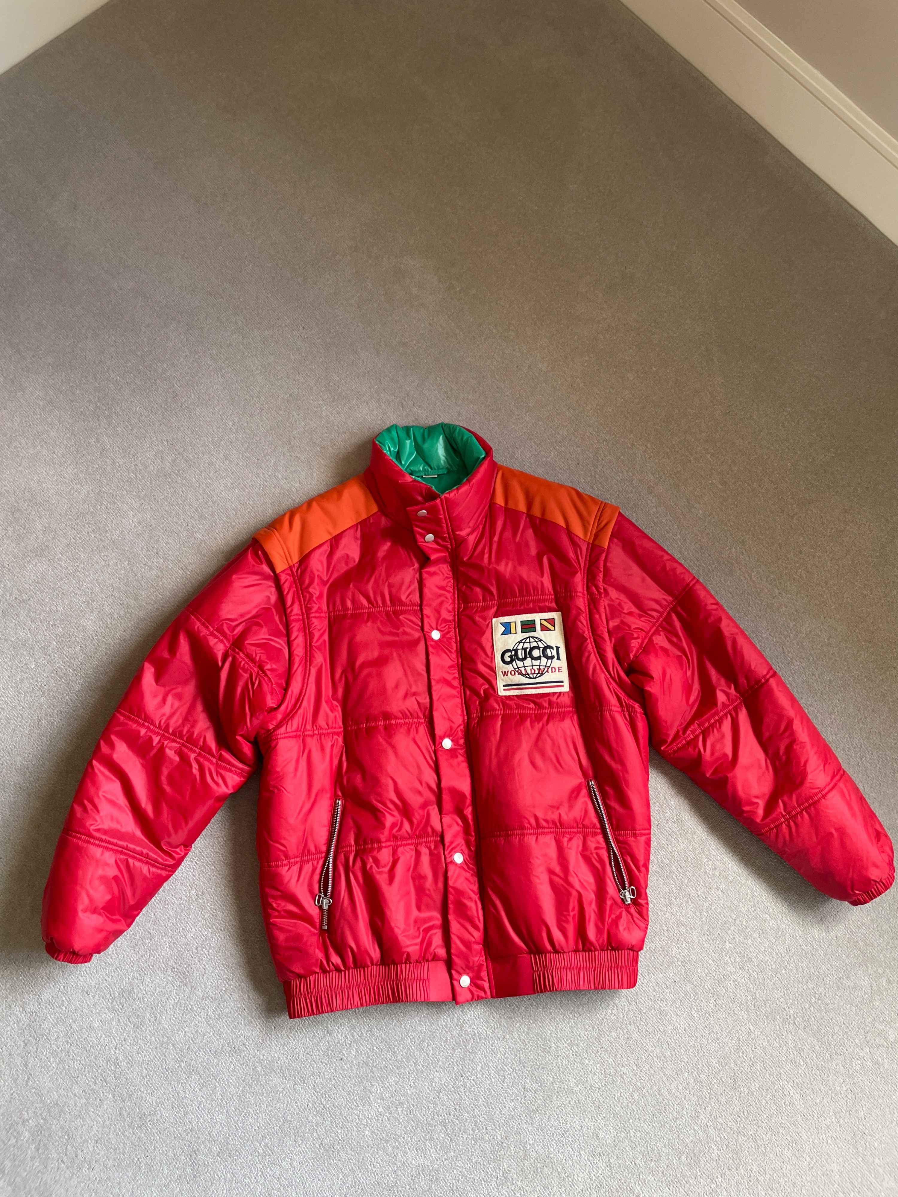 Men's Preowned Gucci Red Worldwide Logo Detachable Sleeve Puffer Jacket Size XL Red green polyamide