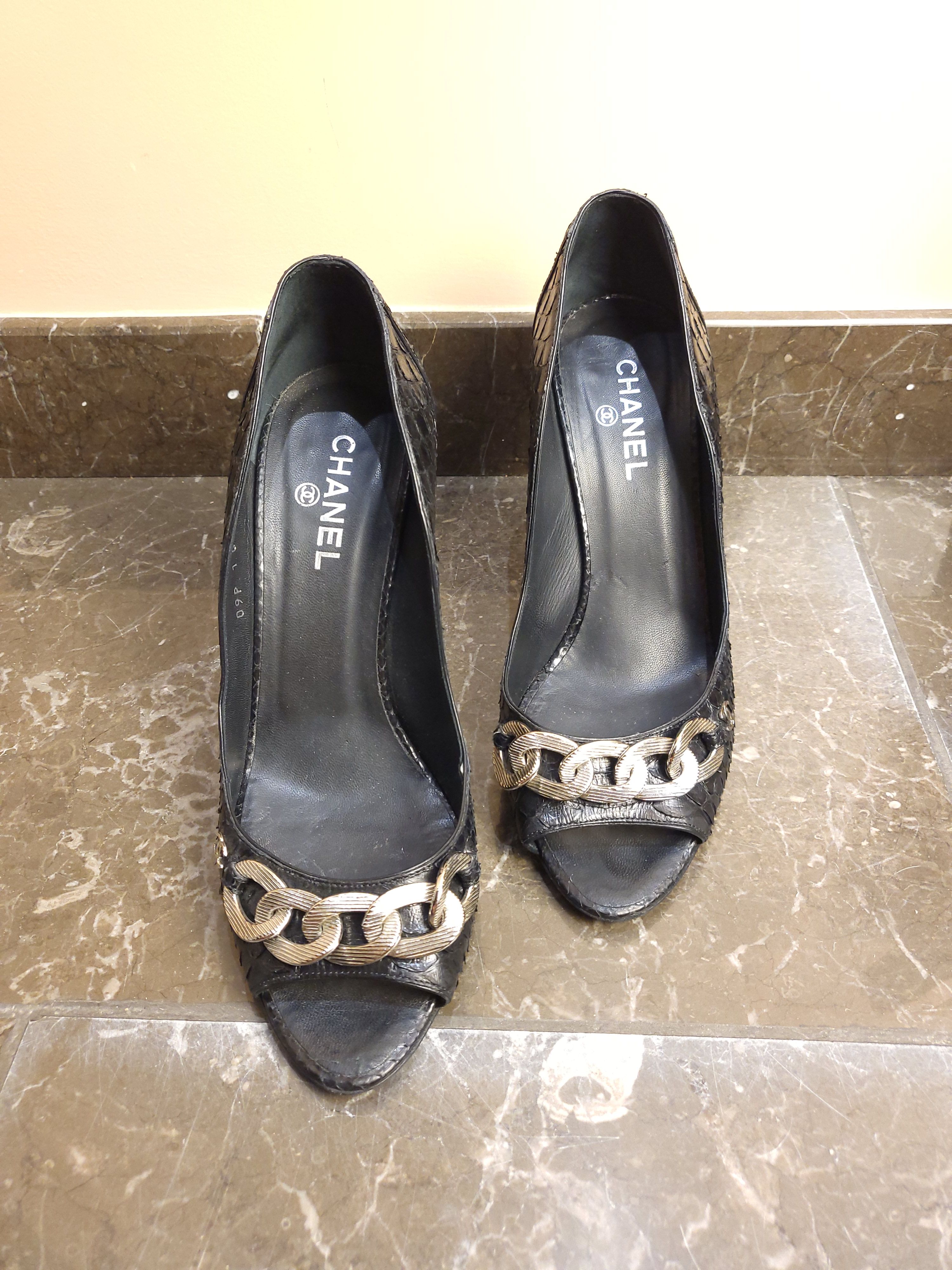 Preowned Chanel Black python chain trimmed heeled pumps Size 395 crocodile