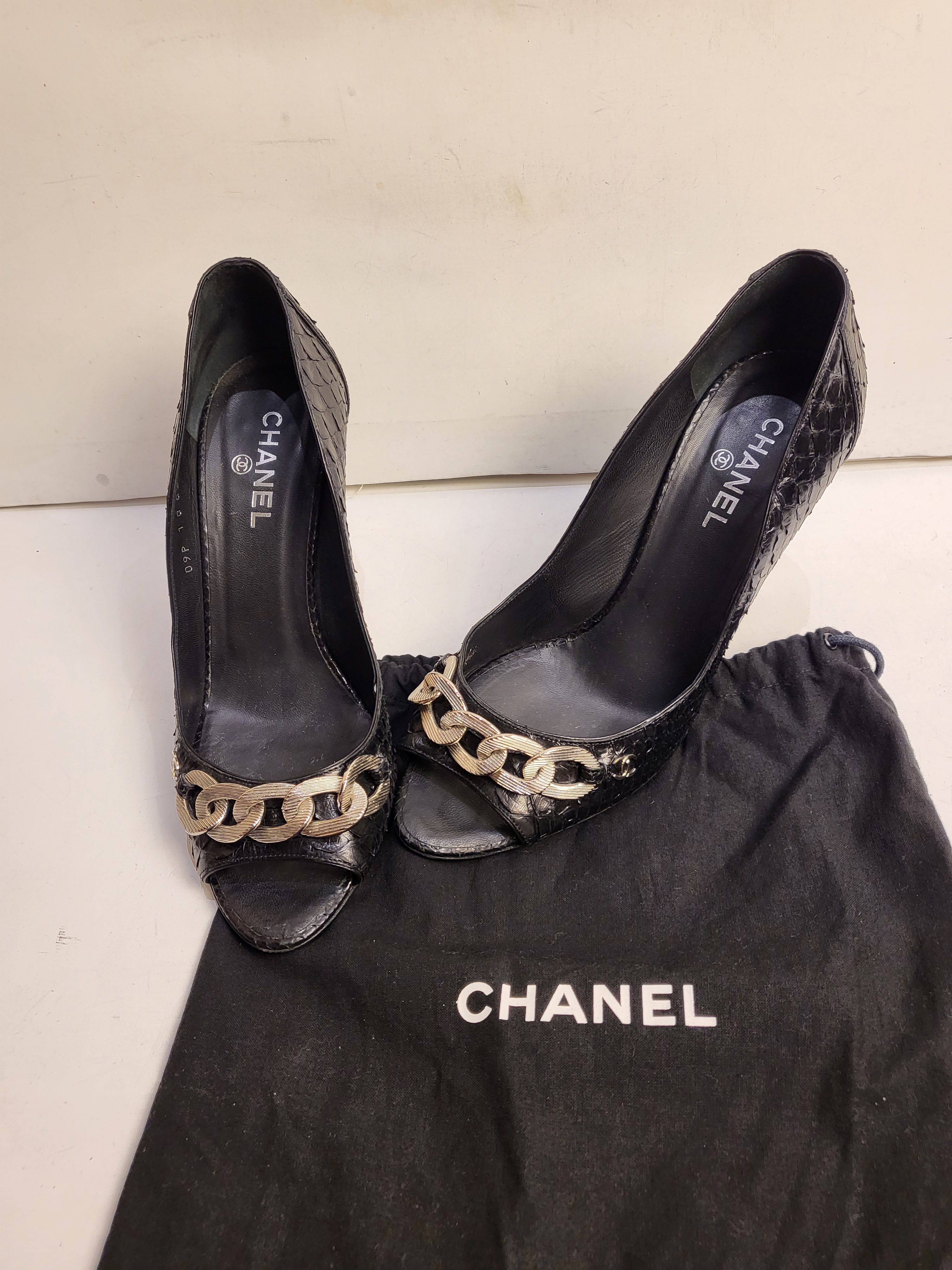 Preowned Chanel Black python chain trimmed heeled pumps Size 395 crocodile