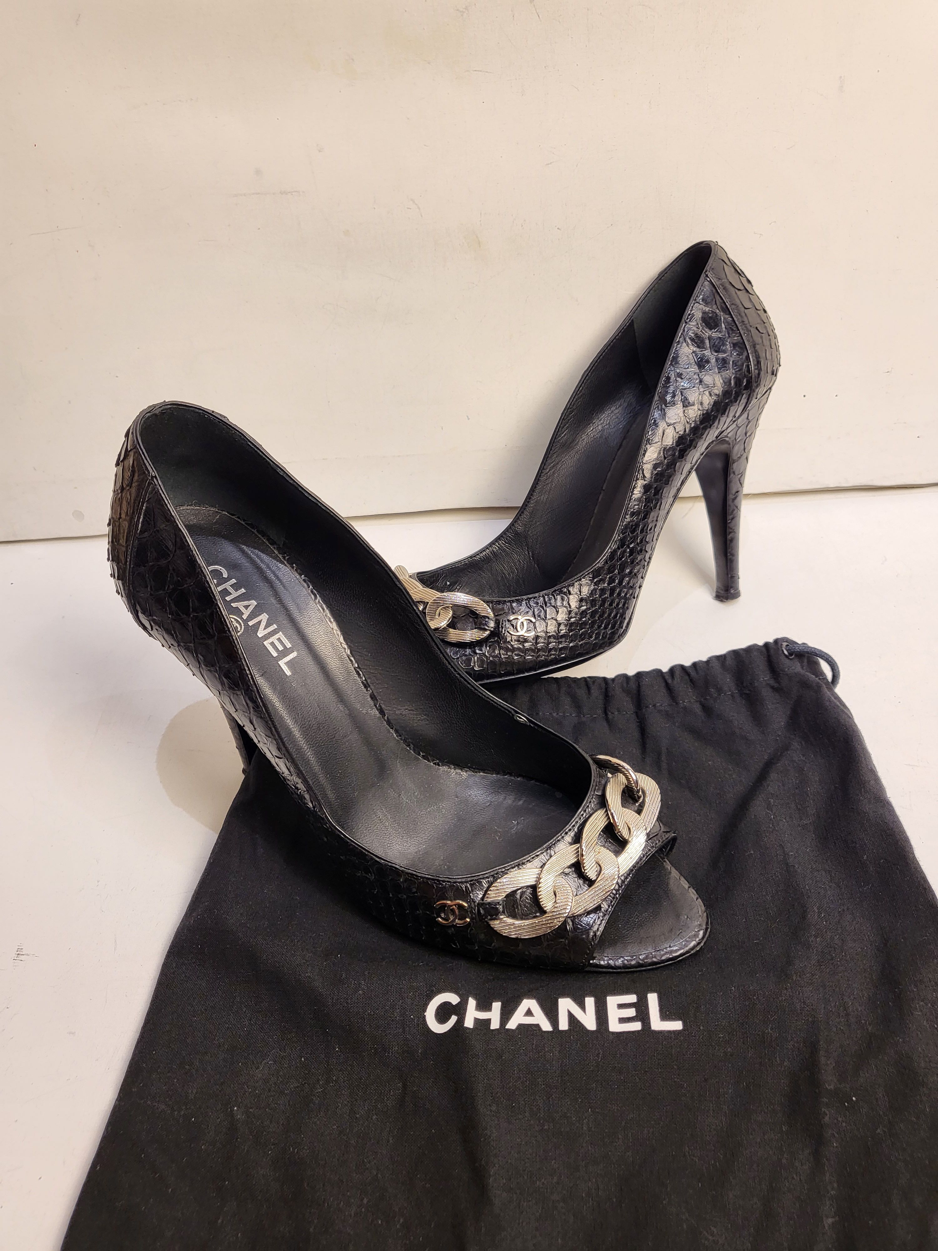 Preowned Chanel Black python chain trimmed heeled pumps Size 395 crocodile