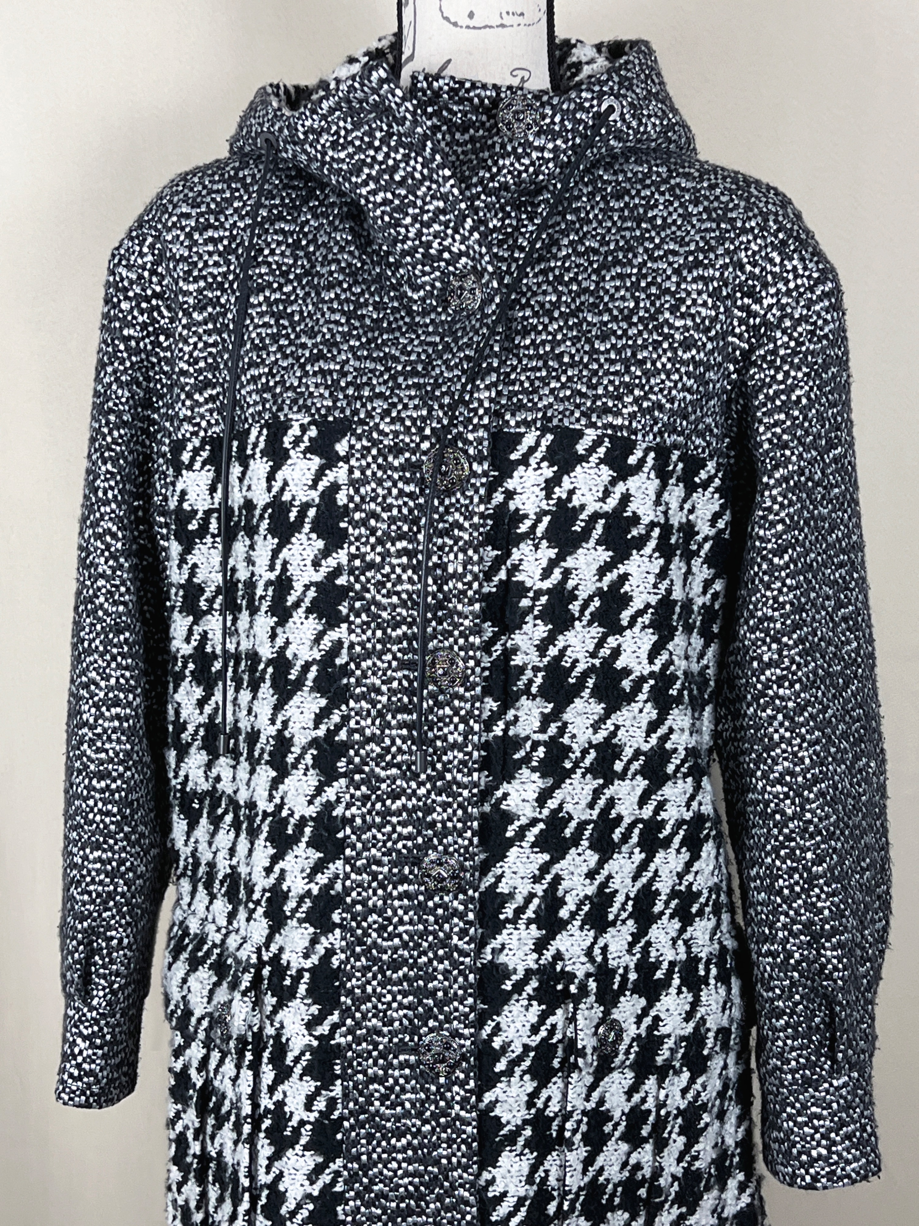 Preowned Chanel Black and White Houndstooth Tweed Coat Size M